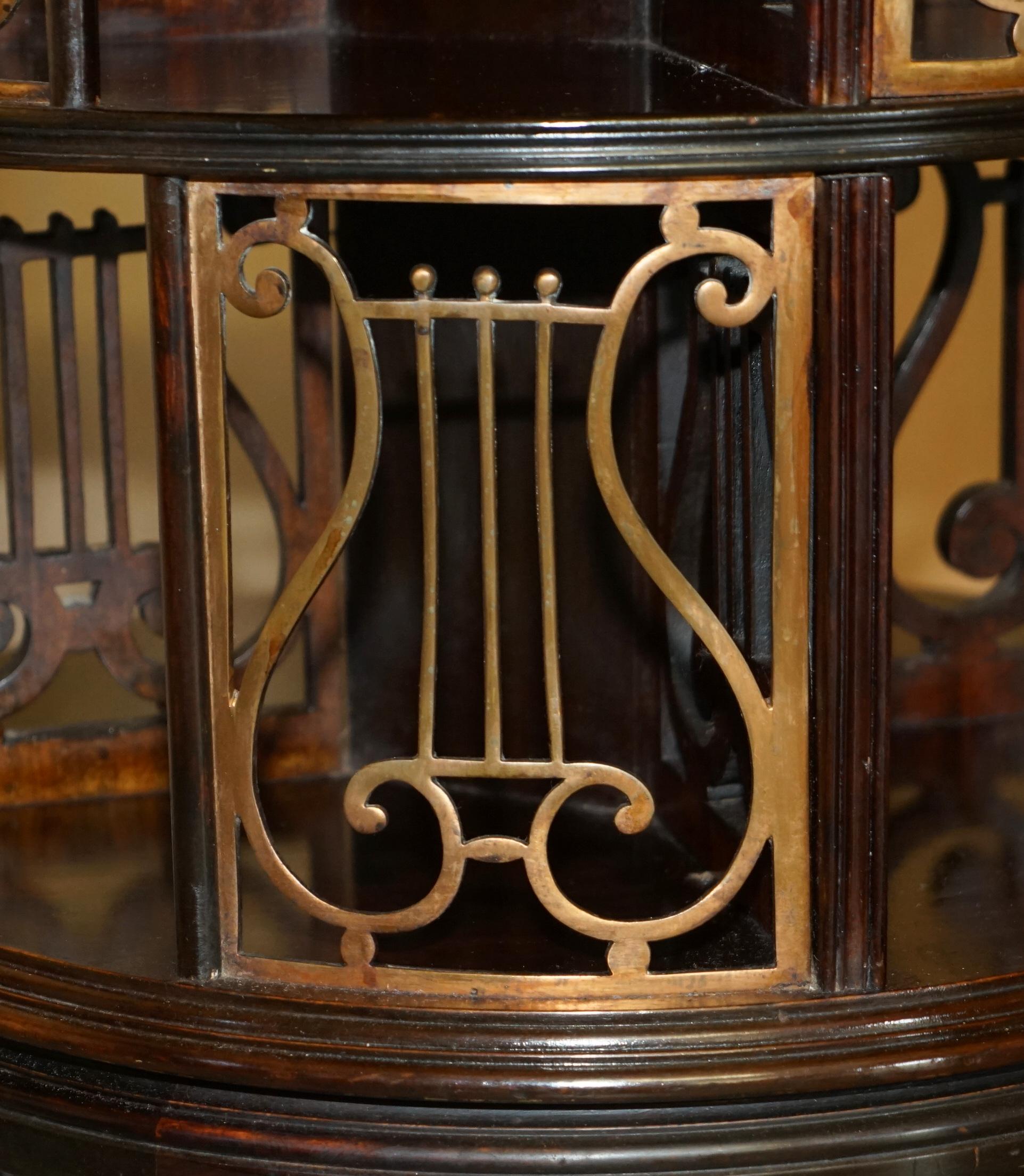 Ottone TAVOLO LIBRERIA DI QUALITA' ANTICO VICTORIANO COMPLETAMENTE RESTAURATO IN LEGNO E OTTONE in vendita