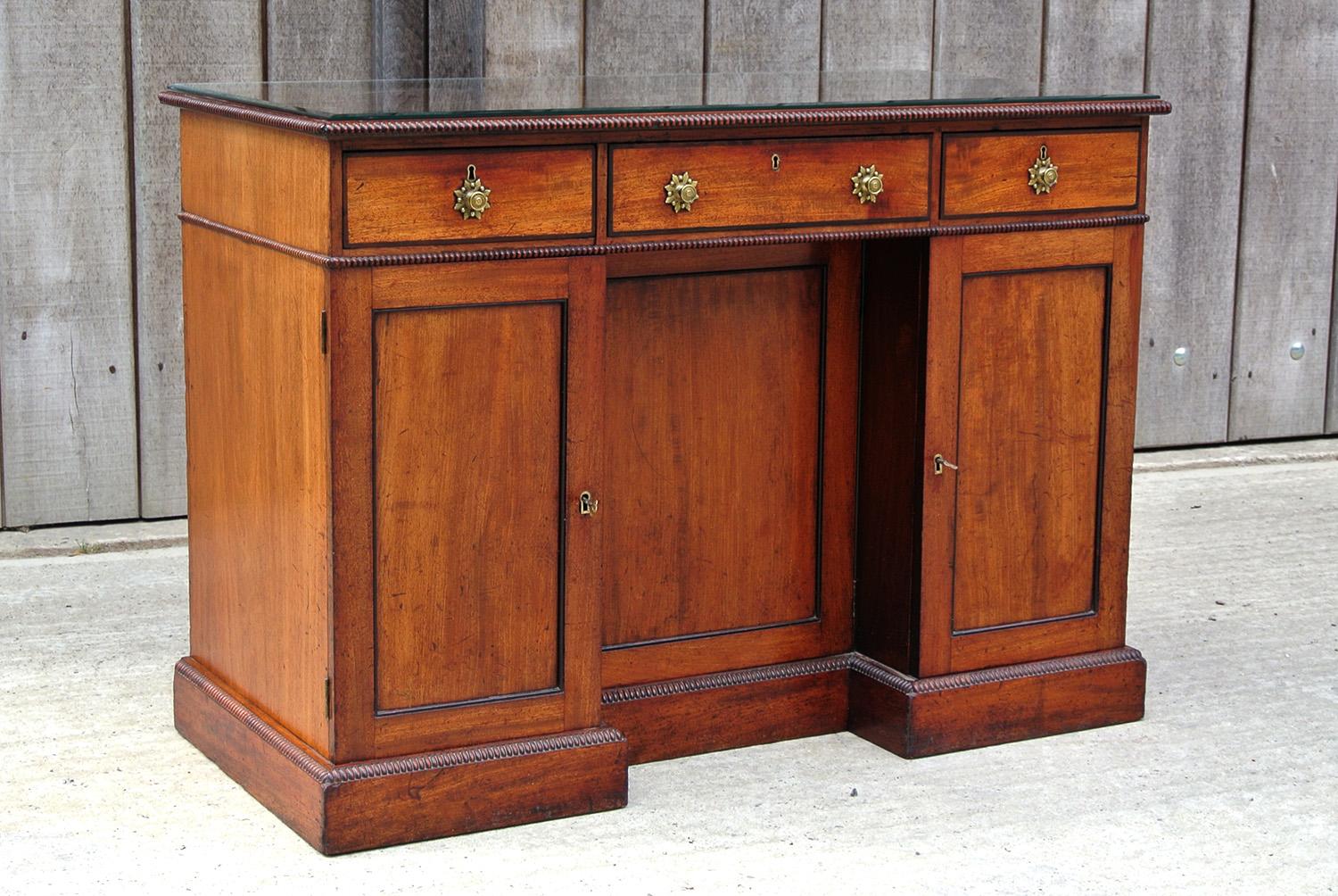 A very fine George III solid mahogany dressing table made by hand in circa 1800 and retaining the original glass and other fittings, original handles and locks and in excellent original condition throughout.

The dressing table has a beautiful