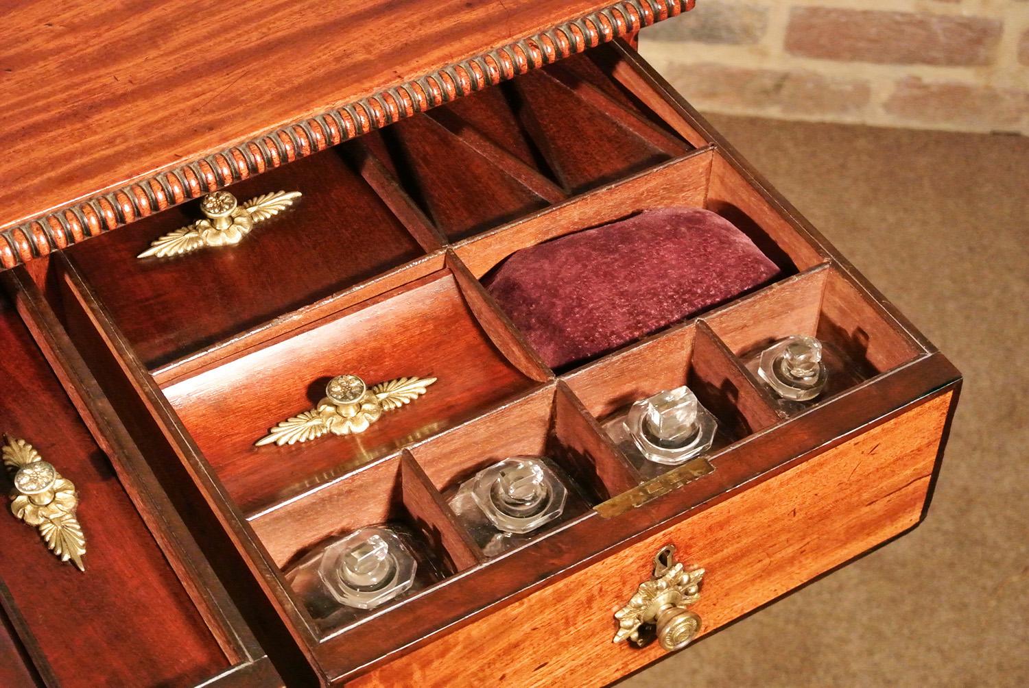 Early 19th Century Fine George III Mahogany Dressing Table For Sale