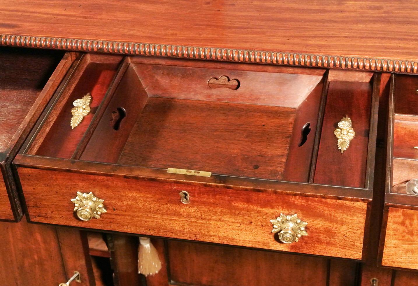 Fine George III Mahogany Dressing Table For Sale 1