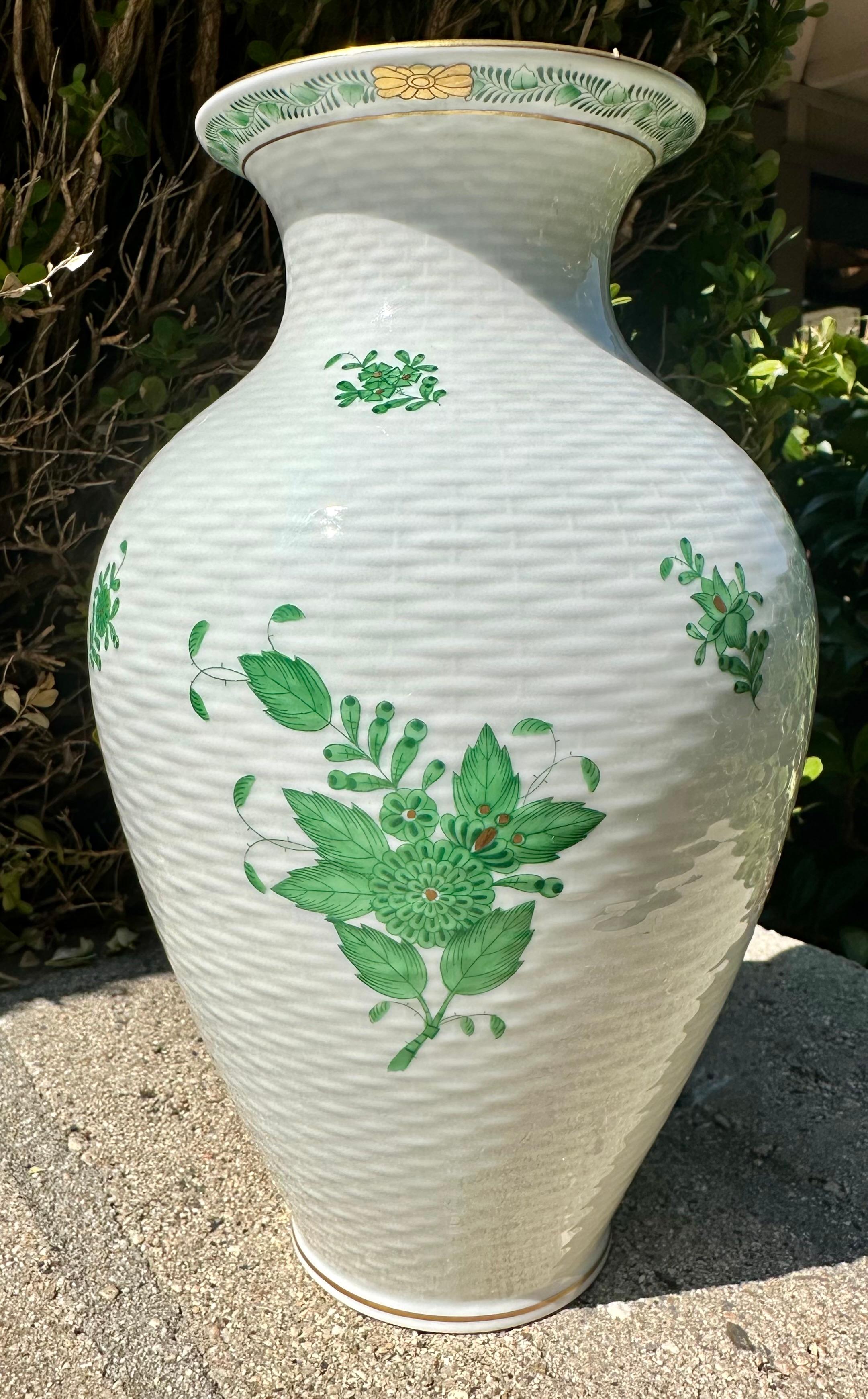 Questo vaso in porcellana cinese Greene & Greene, unico nel suo genere, è stato realizzato e dipinto a mano in Ungheria e deriva dai motivi intricati e dai colori lussureggianti del cesto indiano, il motivo del bouquet cinese.  Fu progettata per il