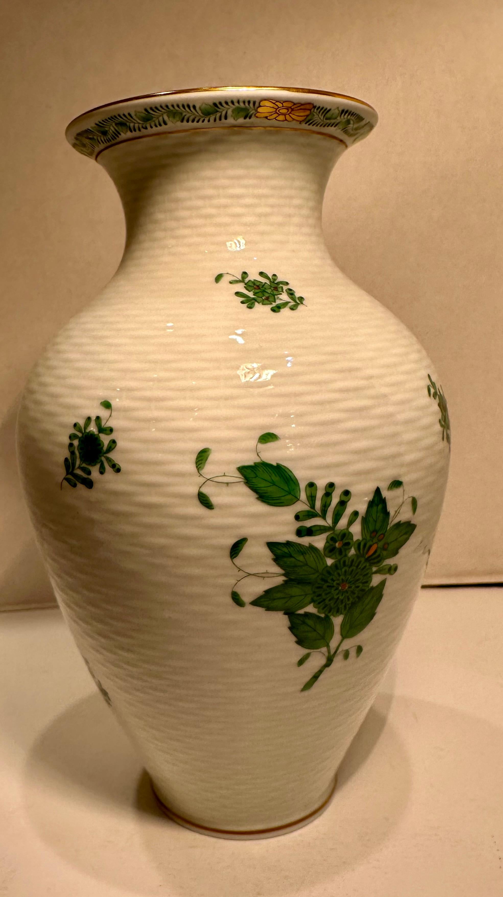 Altro Vaso in porcellana cinese di Herend di ottima qualità con bouquet, Greene & Greene in vendita