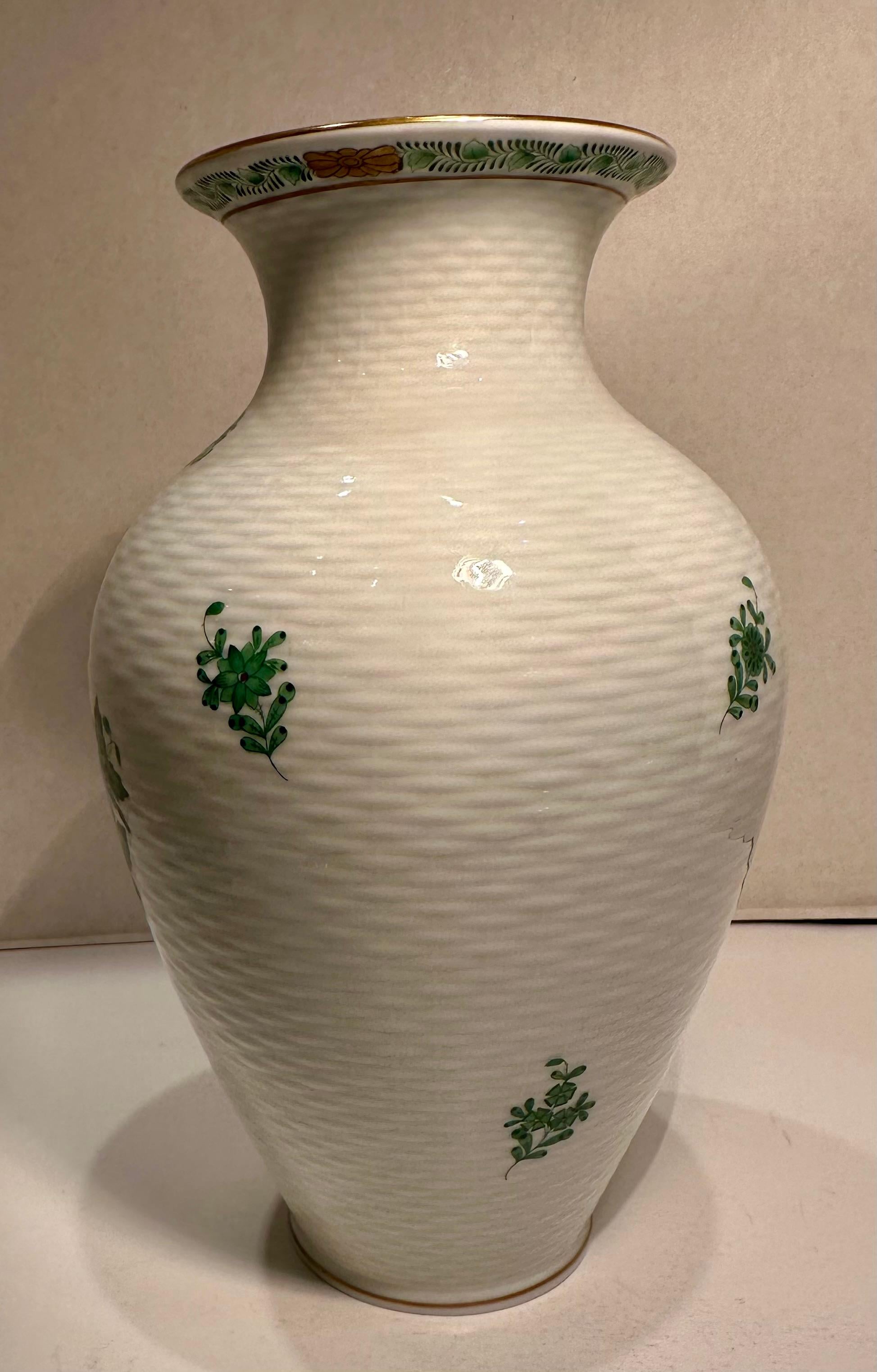 Ungherese Vaso in porcellana cinese di Herend di ottima qualità con bouquet, Greene & Greene in vendita