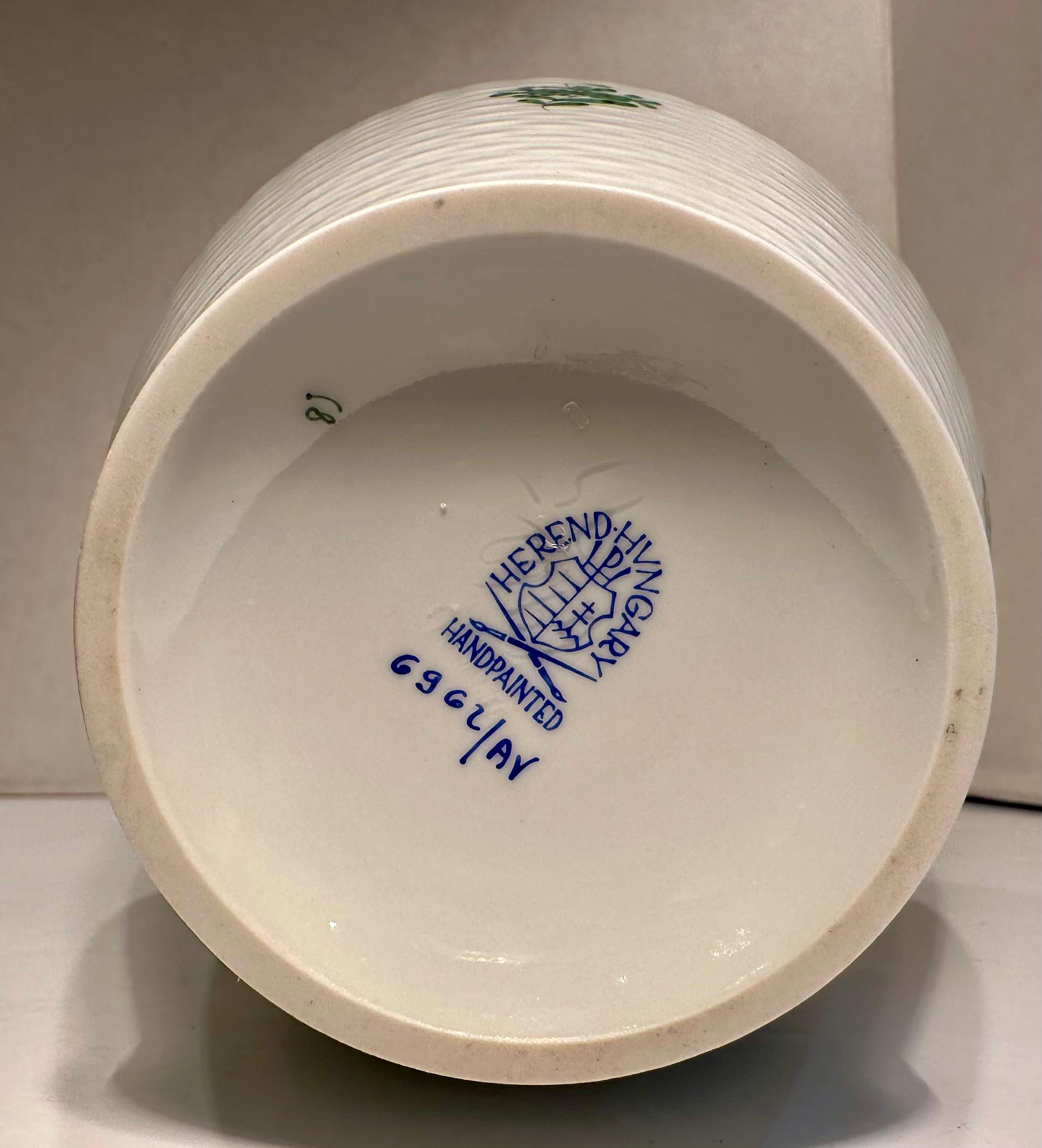 Dipinto a mano Vaso in porcellana cinese di Herend di ottima qualità con bouquet, Greene & Greene in vendita