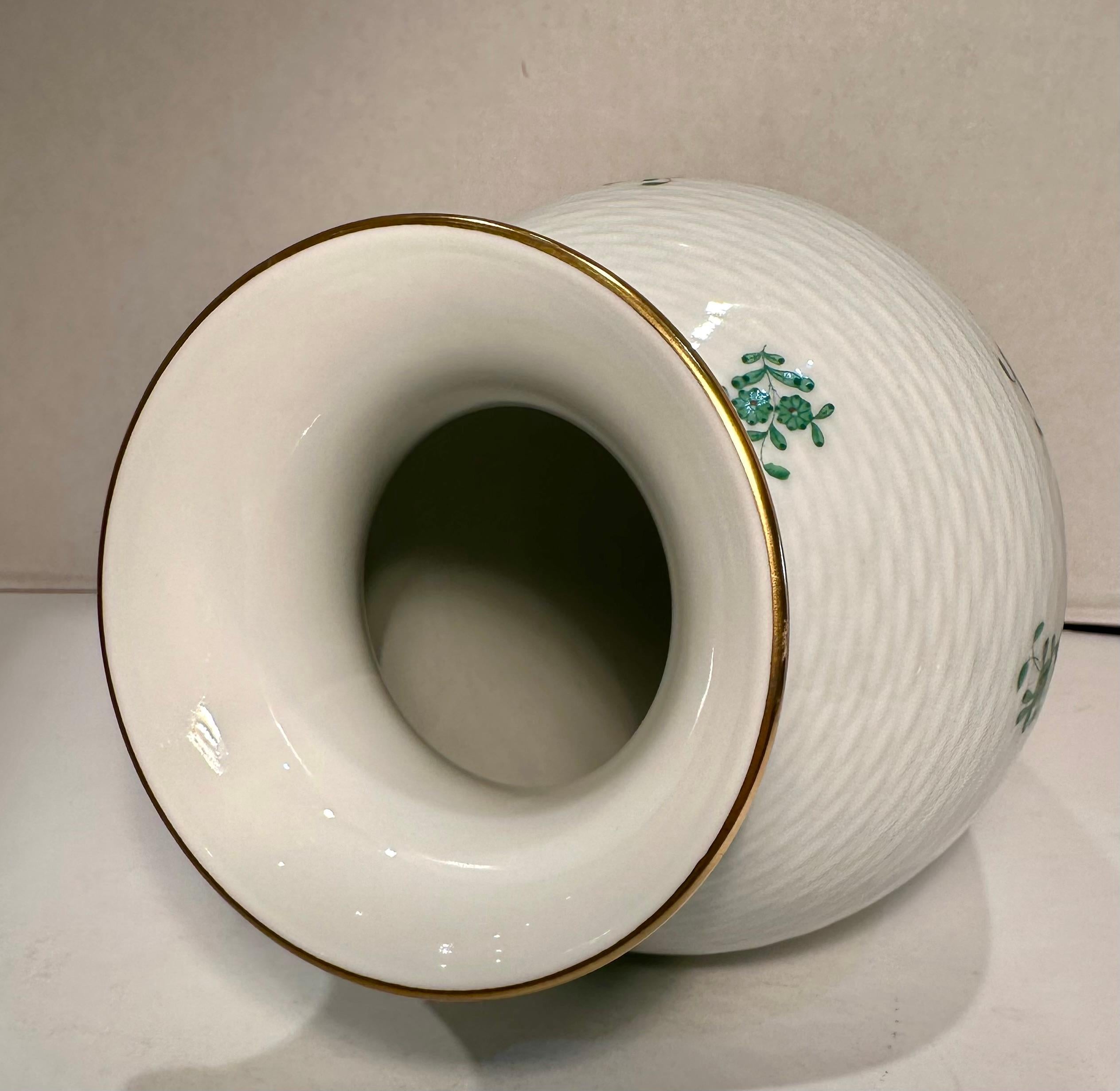 Vaso in porcellana cinese di Herend di ottima qualità con bouquet, Greene & Greene In condizioni buone in vendita a Tustin, CA