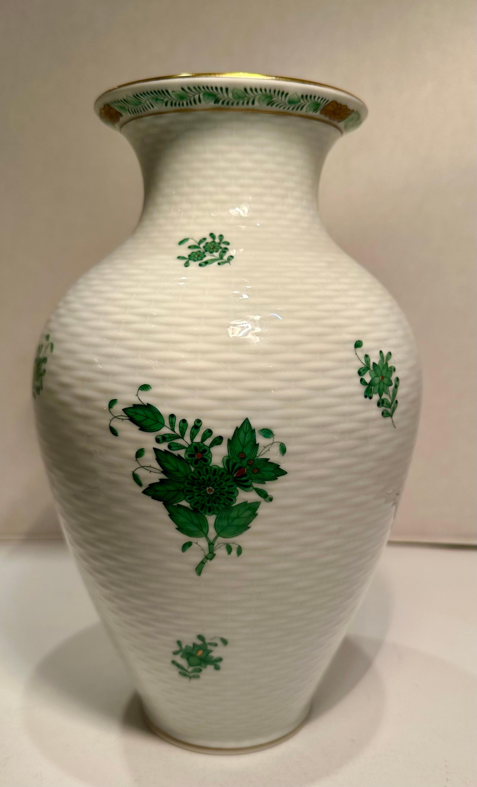 XX secolo Vaso in porcellana cinese di Herend di ottima qualità con bouquet, Greene & Greene in vendita