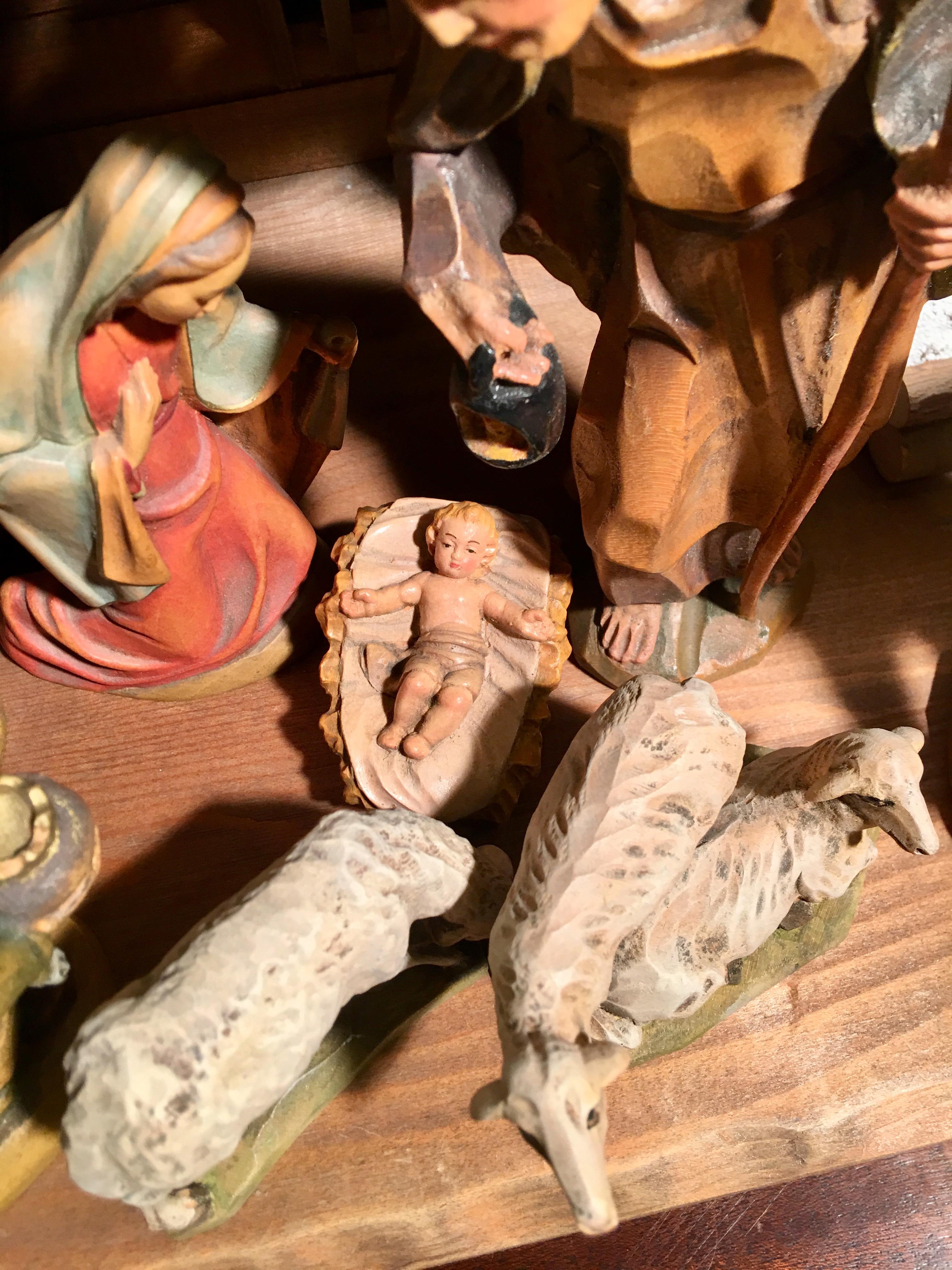 Italienisches, handgeschnitztes Nativity-Set aus Holz 16-teilig, Oswald Demetz Deur im Zustand „Hervorragend“ in Tustin, CA