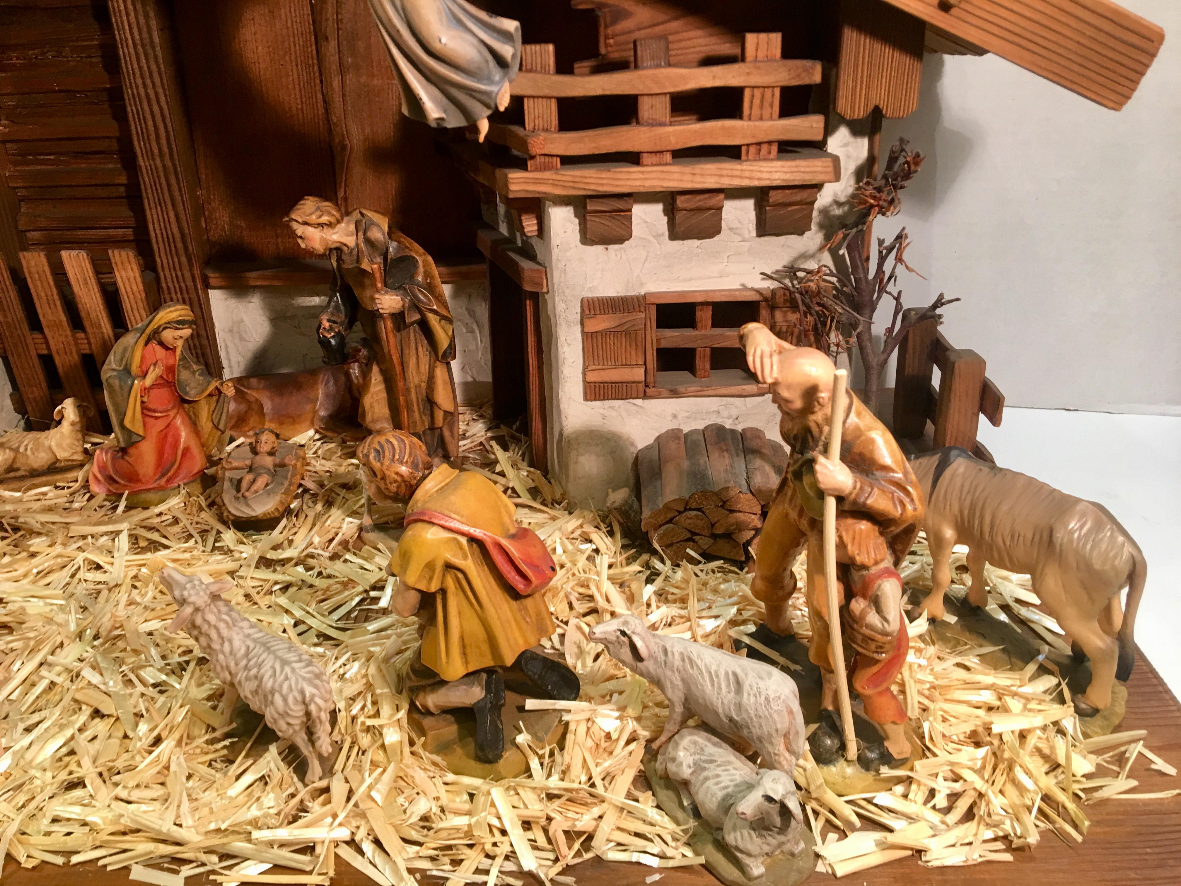 Hand-Carved Finest Quality Italian Nativity Set Hand Carved Wood 17-Piece Oswald Demetz Deur