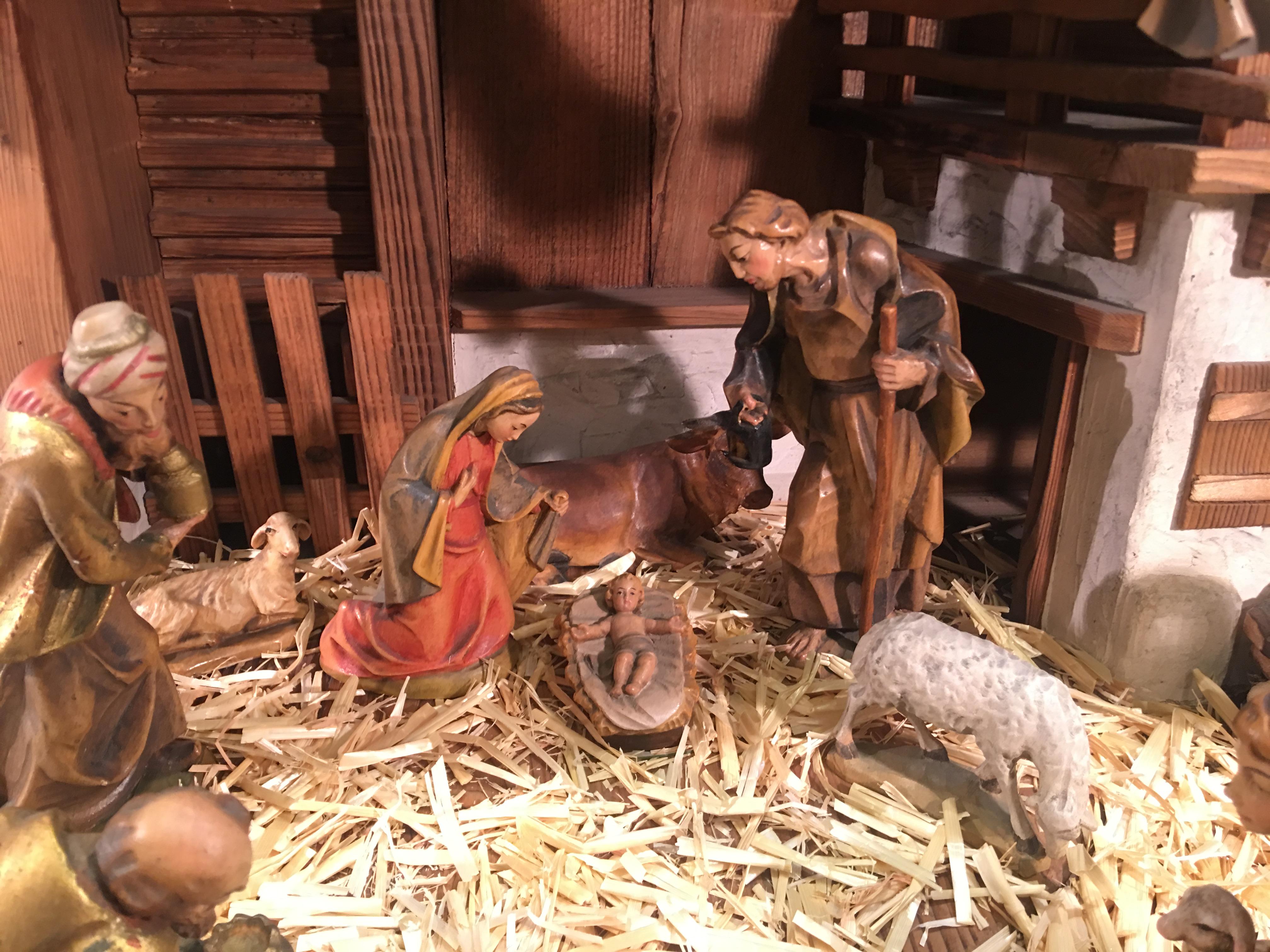 Finest Quality Italian Nativity Set Hand Carved Wood 17-Piece Oswald Demetz Deur In Excellent Condition In Tustin, CA