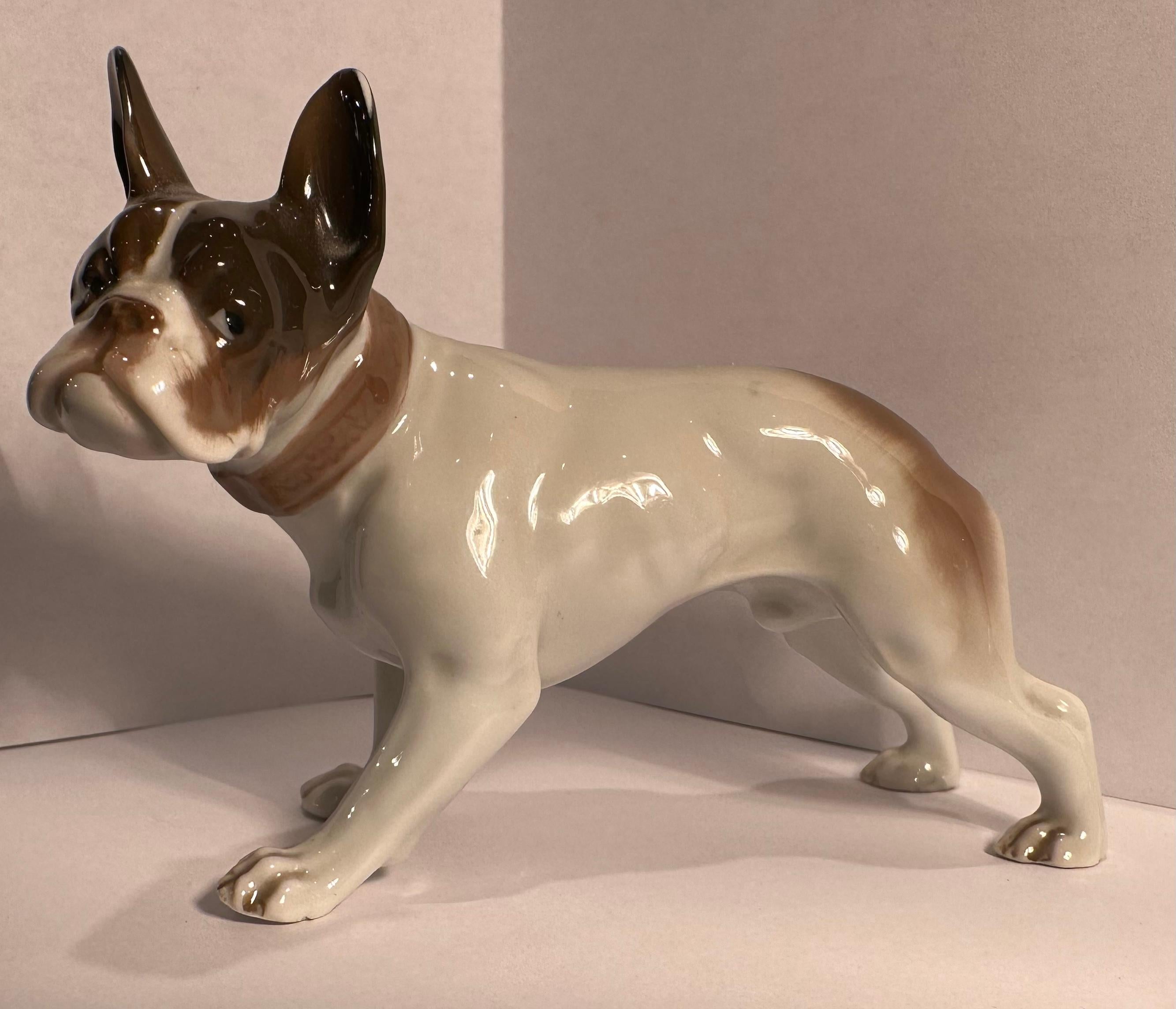 
Figurine de chien de taureau français en porcelaine de Rosenthal de la plus haute qualité, retraitée vintage, faite et peinte à la main en Allemagne. Le chien a été magistralement fabriqué et peint à la main avec une grande attention aux détails