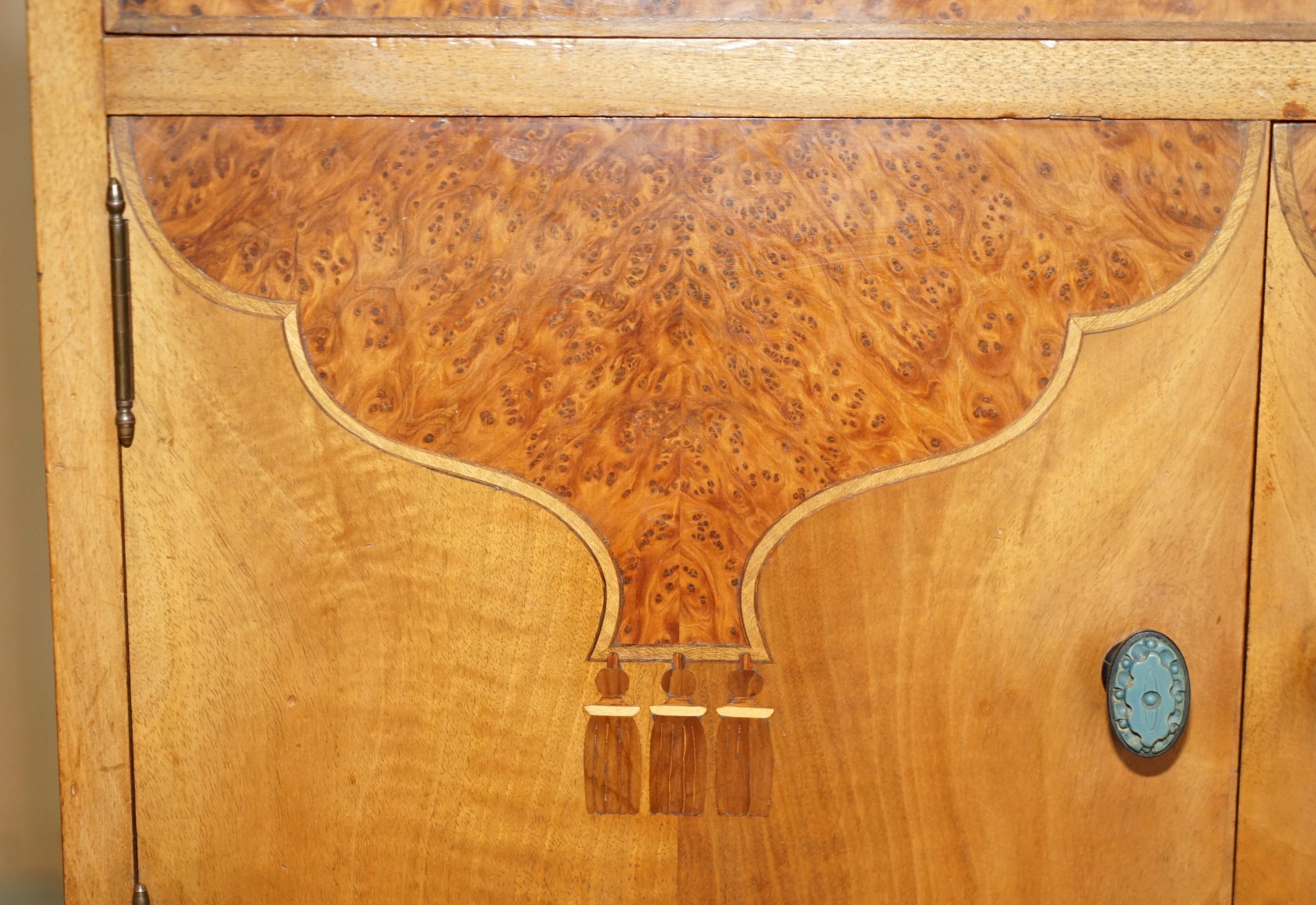 Les tiroirs de table de chevet en ronce de noyer Waring & Gillow de la plus haute qualité font partie d'une suite en vente 3