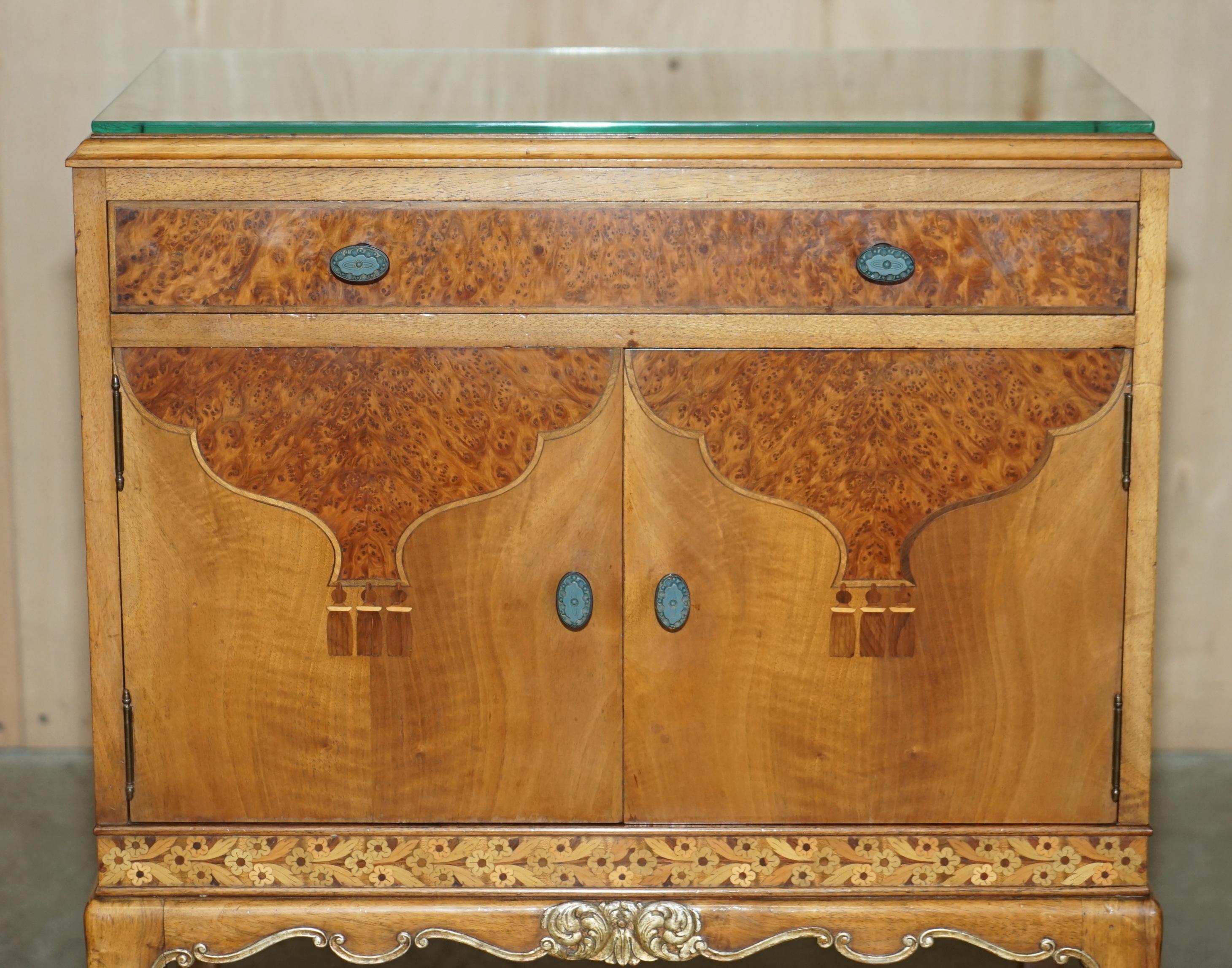 Anglais Les tiroirs de table de chevet en ronce de noyer Waring & Gillow de la plus haute qualité font partie d'une suite en vente