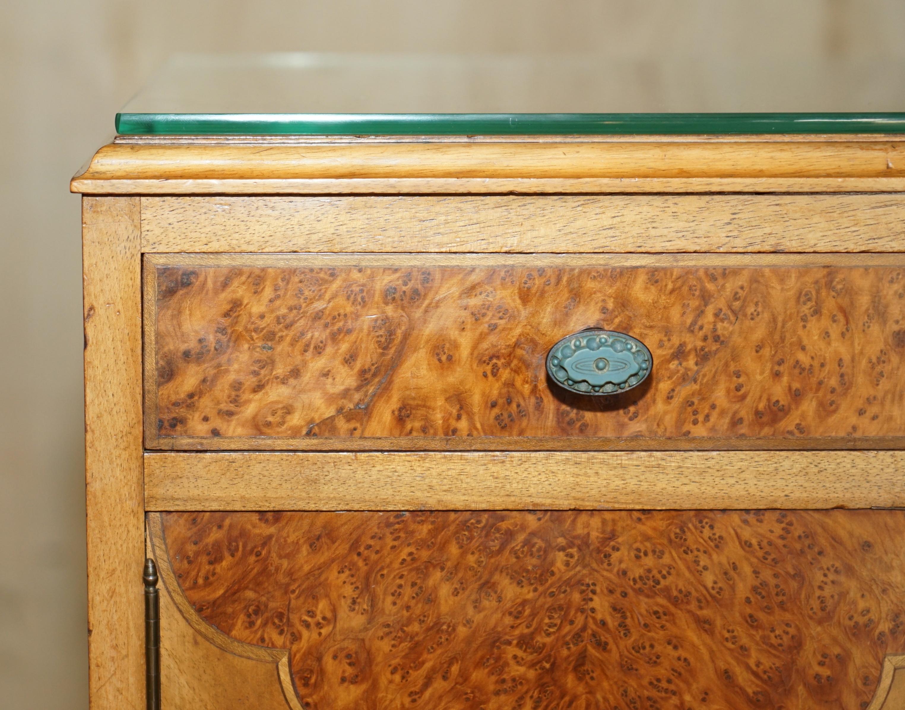 20ième siècle Les tiroirs de table de chevet en ronce de noyer Waring & Gillow de la plus haute qualité font partie d'une suite en vente