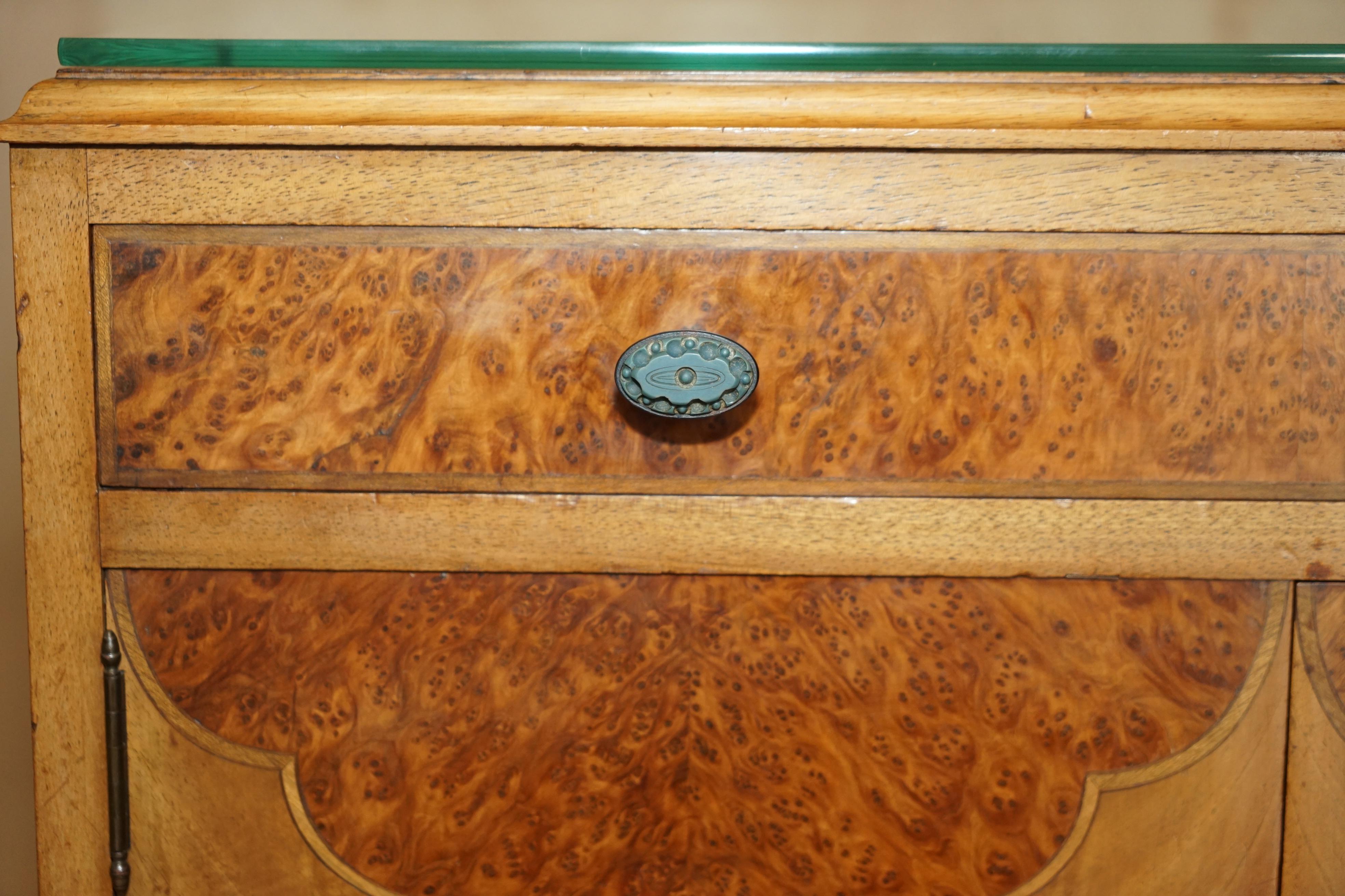 Les tiroirs de table de chevet en ronce de noyer Waring & Gillow de la plus haute qualité font partie d'une suite en vente 2