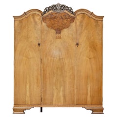 Triple Wardobe en ronce de noyer de la plus haute qualité Waring & Gillow, faisant partie d'une suite