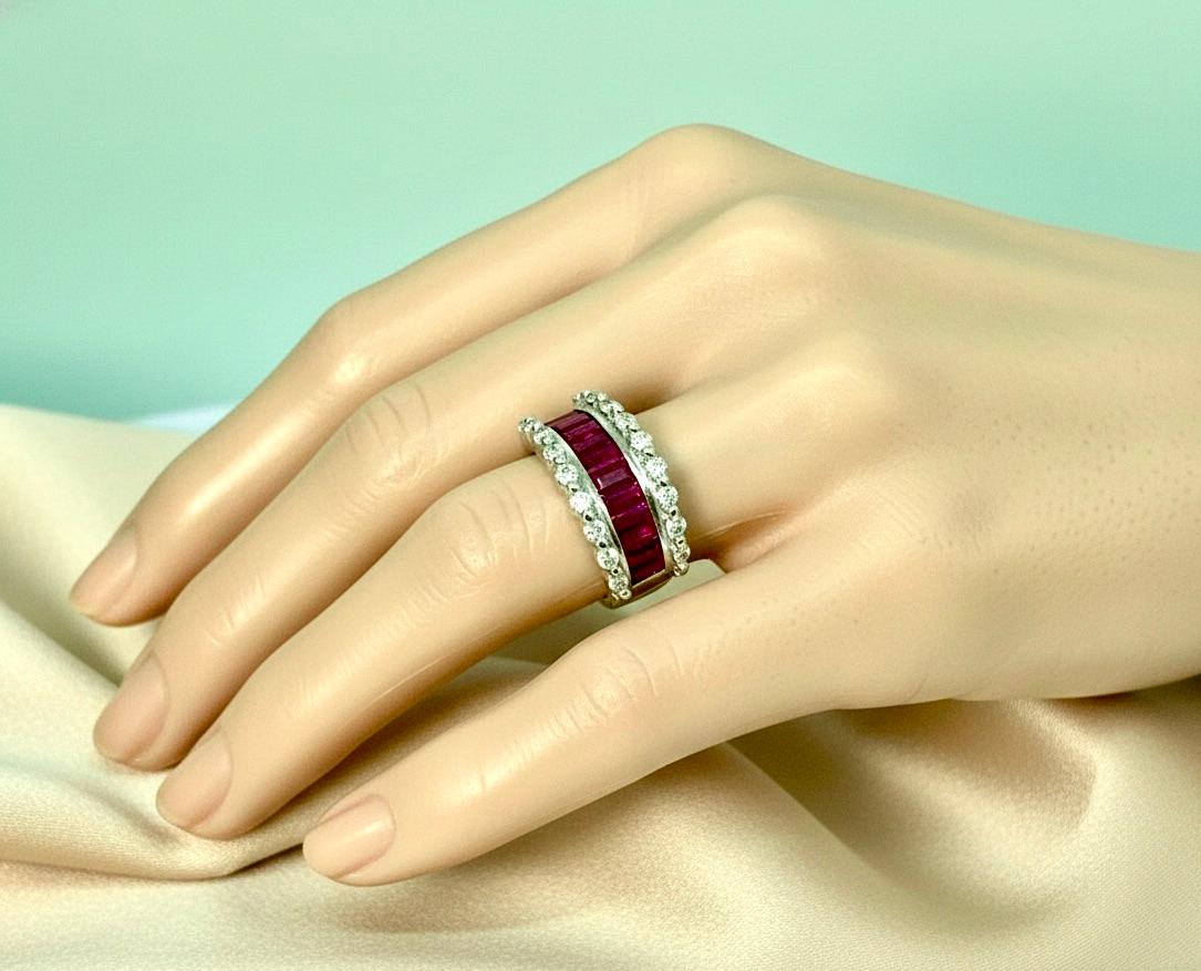 Magnifique rubis naturel en serti clos d'un poids de 2,95 carats. Deuxième pierre : diamant rond naturel de taille brillant Environ 0,90ct- 1,00ct, pureté VS2-SI1/ couleur G-H
Poids total de la pierre : 3,95 carats. 
Serti dans une bague en or blanc