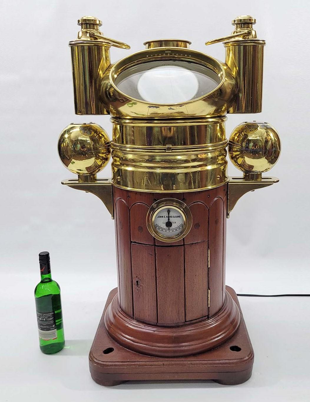 Hochwertiges Schiffsbinnacle aus dem neunzehnten Jahrhundert von John Hand and Sons. Pilzkopf mit Ölbrennern. Messingabdeckungen auf den eisernen Kompensationskugeln. Messingbügel halten die Kugeln. Der Neigungsmesser aus Messing von John E. Hand