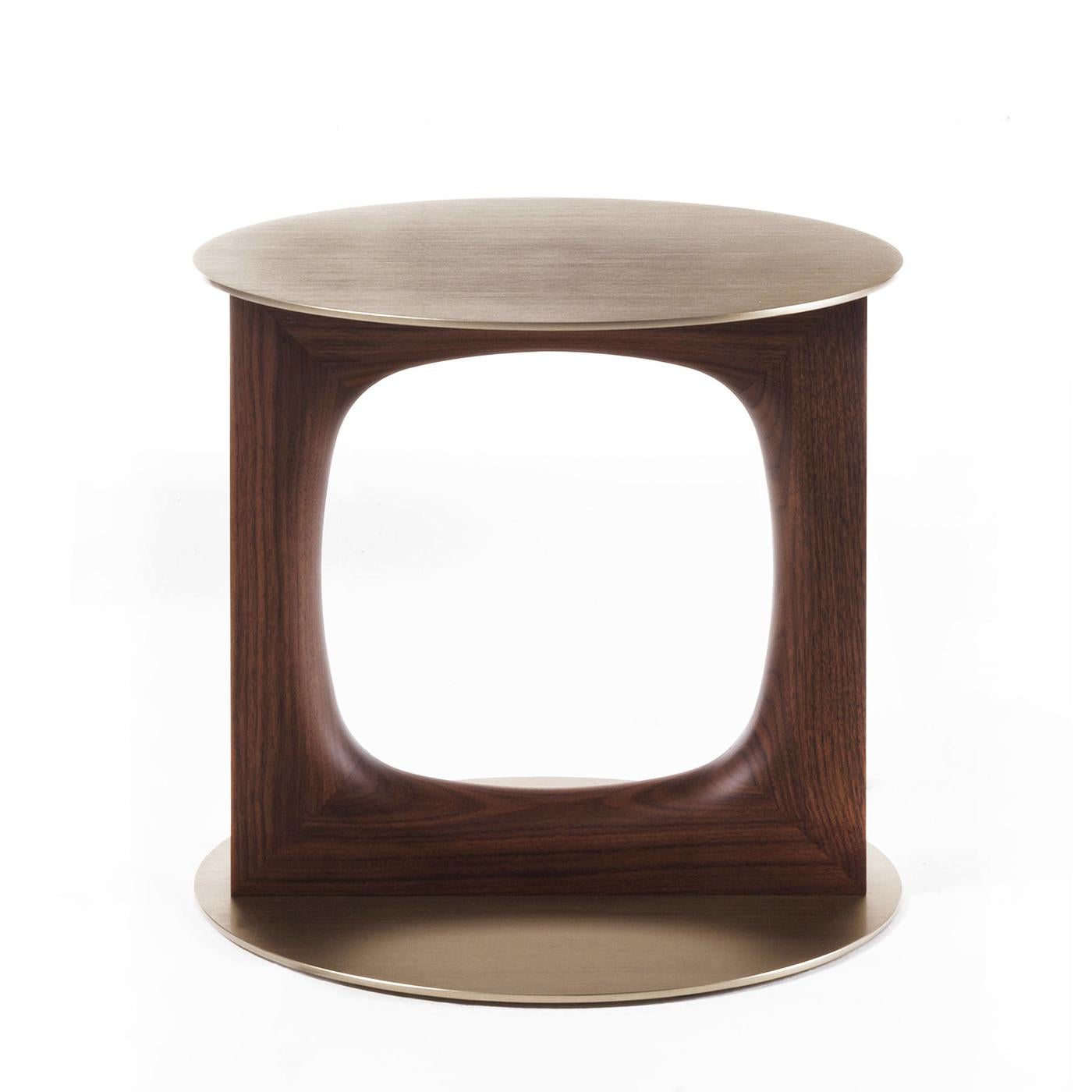 Side table finestret with solid walnut base
and with up and down tops in brushed brass
finish.