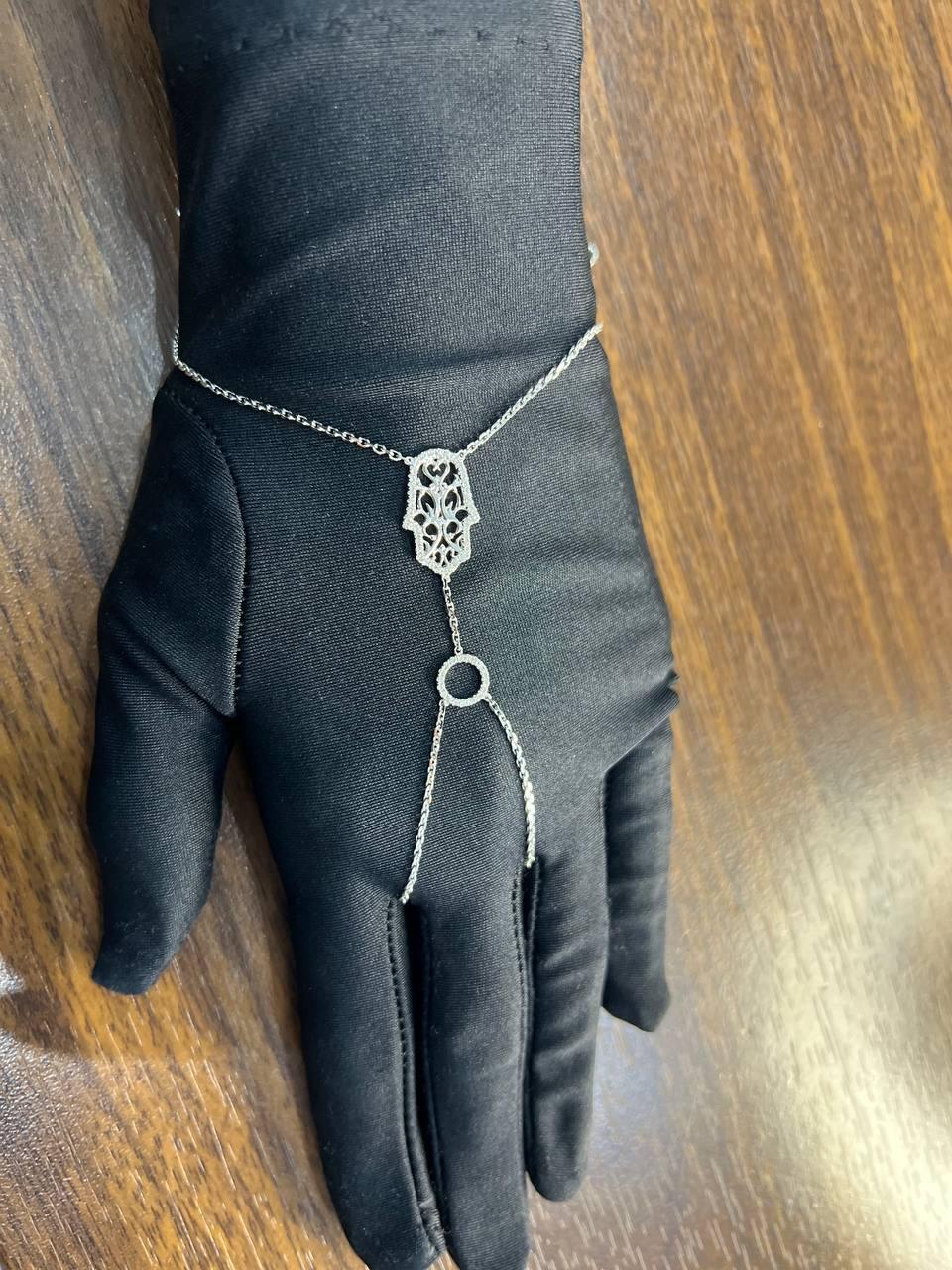Bracelet d'affirmation Hamsa Hand Diamond Symbol en or blanc 18 carats en vente 1