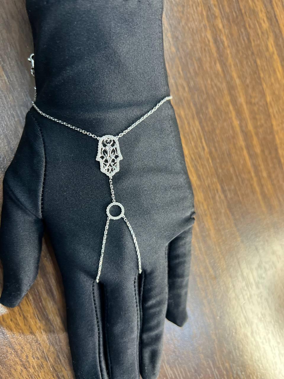 Bracelet d'affirmation Hamsa Hand Diamond Symbol en or blanc 18 carats en vente 2