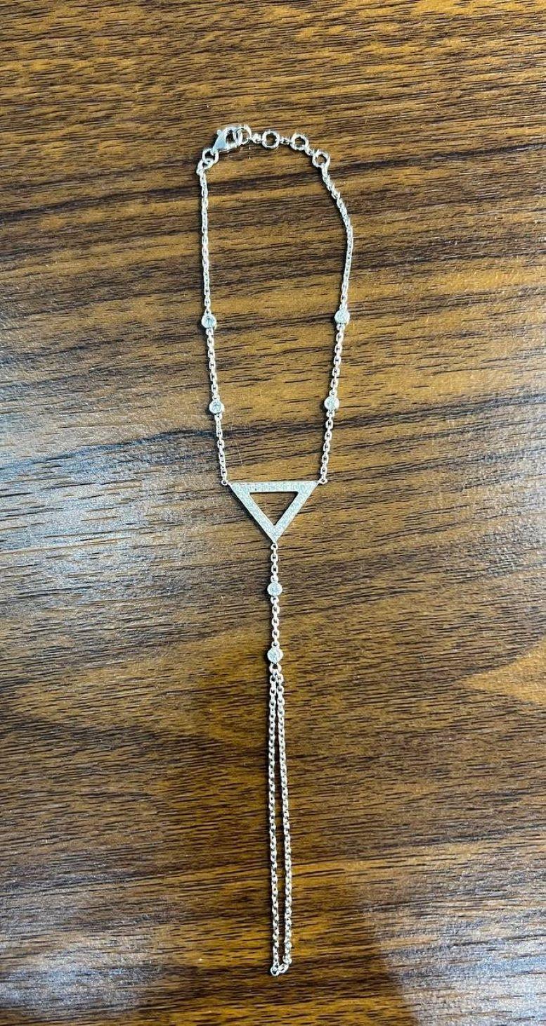 Taille ronde Bracelet fantaisie en or blanc 18 carats avec chaîne et diamants triangulaires géométriques en vente