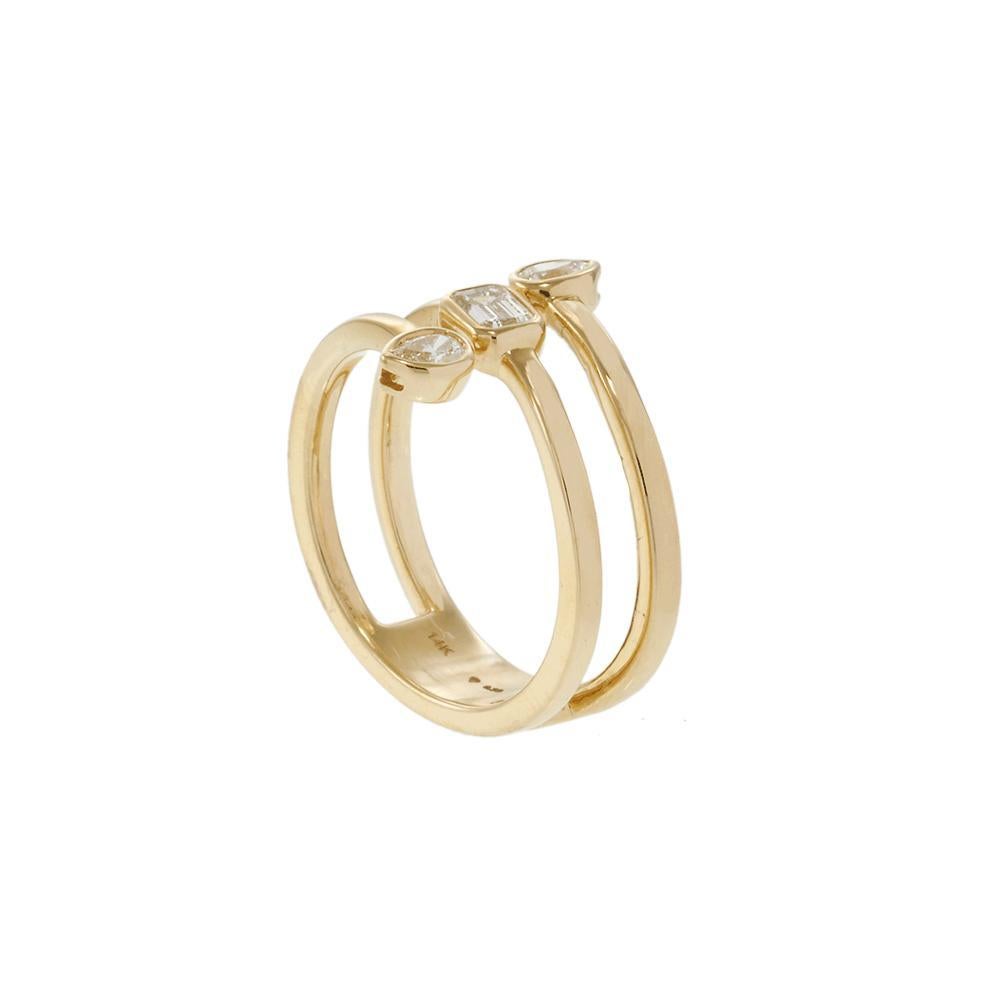 Contemporaneo Anello da dito con diamanti a forma di baguette e pera in oro giallo 14K in vendita