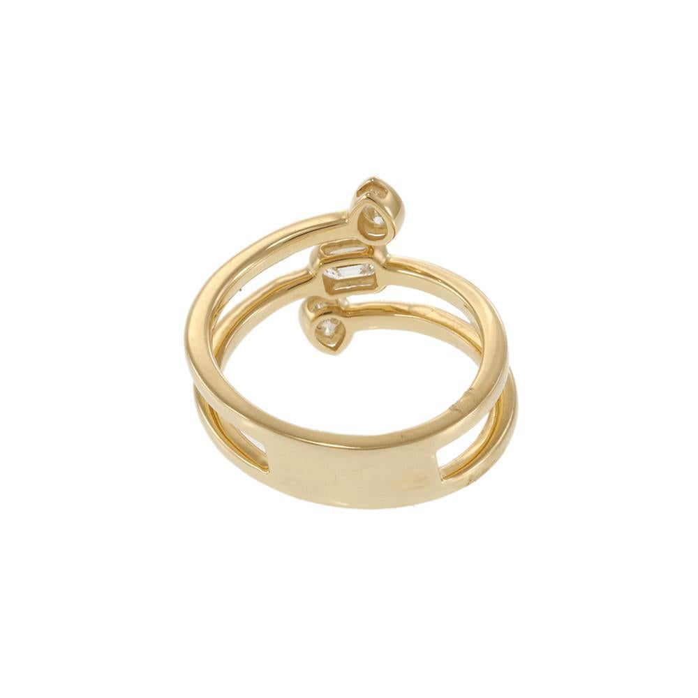 Donna Anello da dito con diamanti a forma di baguette e pera in oro giallo 14K in vendita
