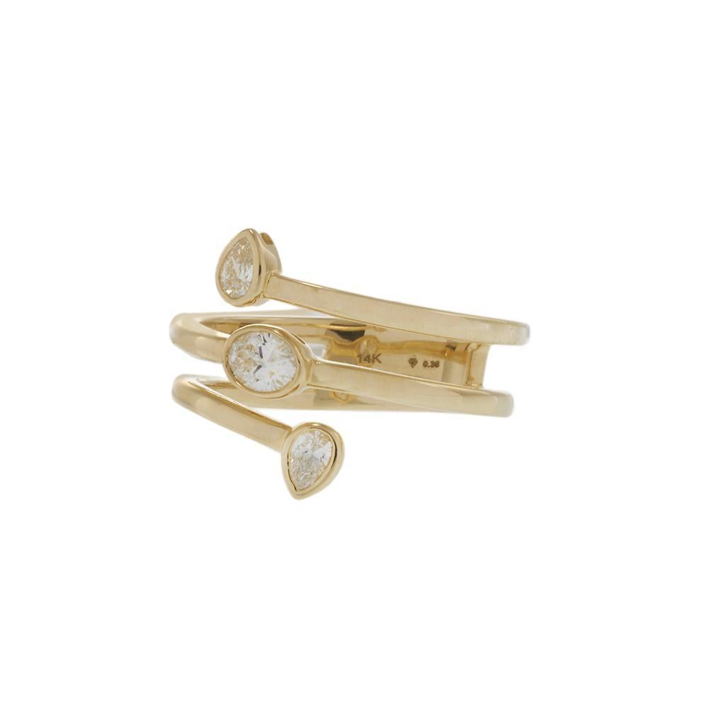 Questo sorprendente anello da dito in oro giallo 14K si curva graziosamente intorno alla mano, con un trio di diamanti incastonati. Un diamante di taglio ovale è incorniciato da due diamanti a forma di pera, per un totale di 0,38 carati di colore G