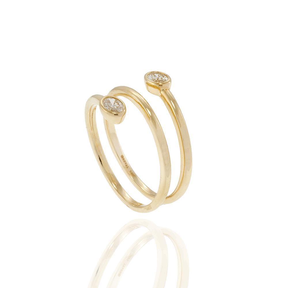 Bague de doigt avec diamants ovales en or jaune 14K en vente 1