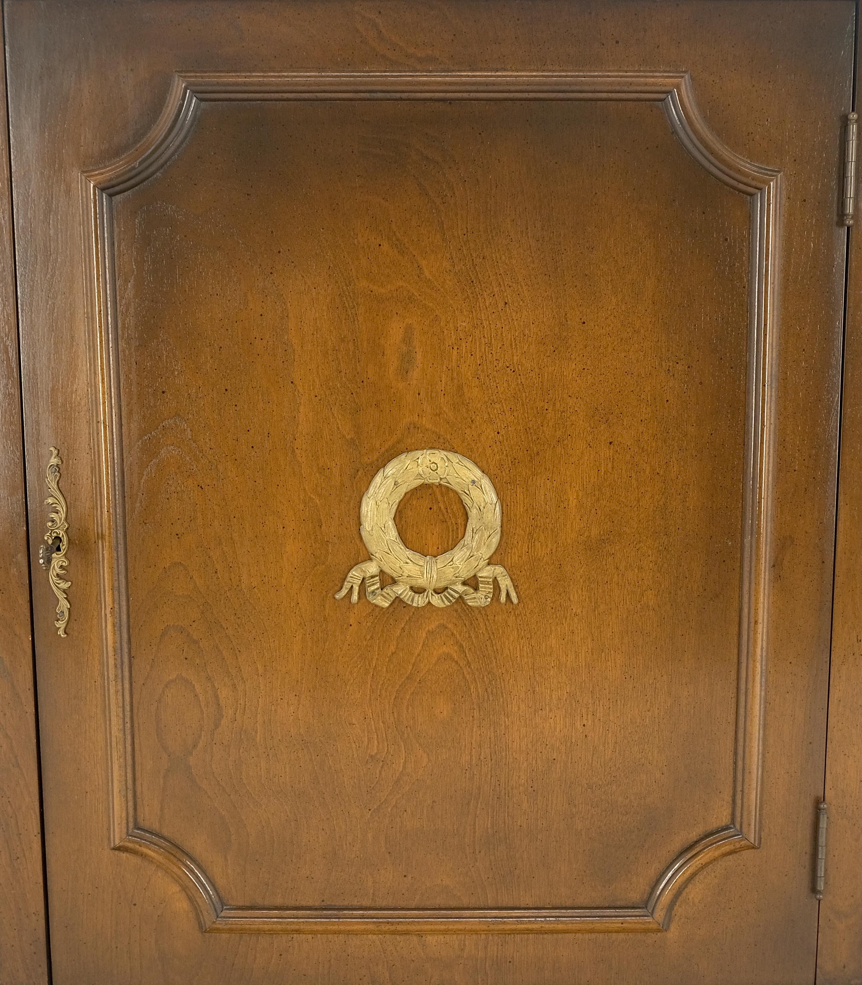 Acabado FONDO Bronce Montajes Tres Puertas 4 Cajones Aparador Credenza Armario MINT Estadounidense en venta