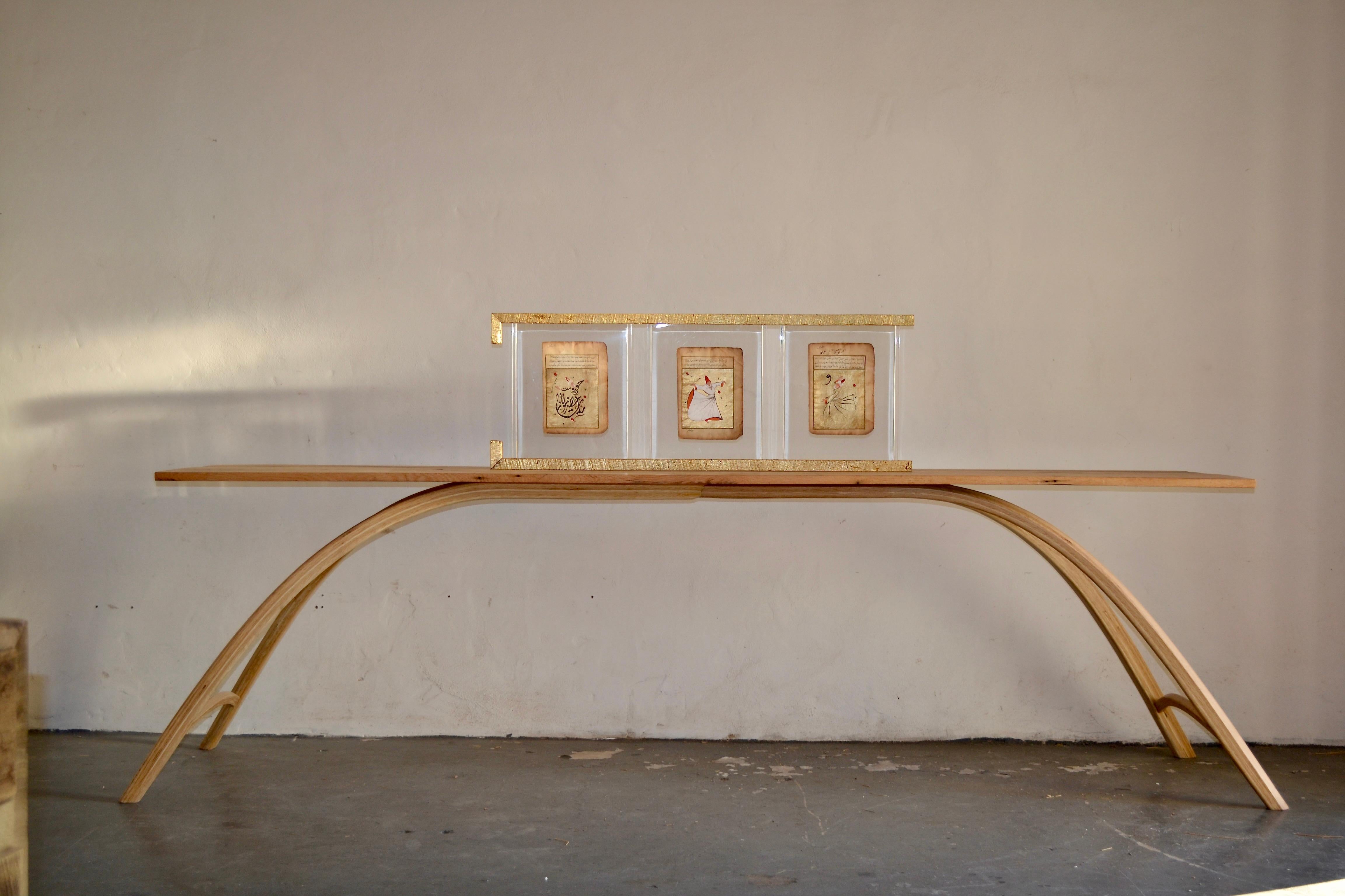 Rafael a méticuleusement conçu et fabriqué à la main la table console Finita, en chêne blanc récupéré provenant de granges et finie avec une huile non toxique. Il a une partie supérieure de 3/4