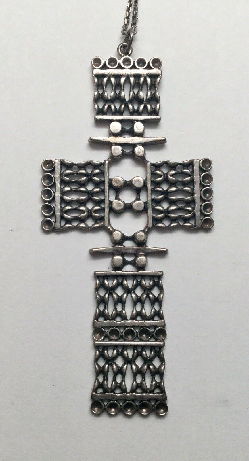 Vintage Finland 830 Silver Modernist Open Cut Cross Pendant Necklace.

Marked: 830S FINLAND

Measures: 3 1/2