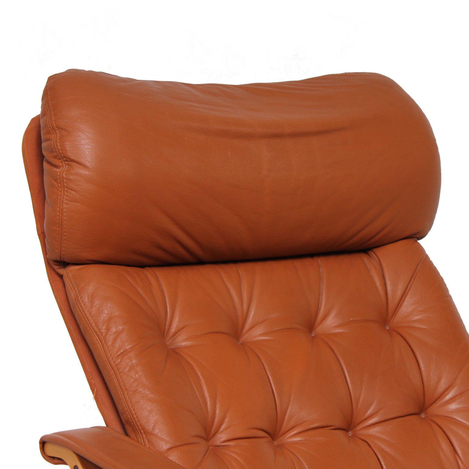 Pour votre considération, un fauteuil moderne danois à haut dossier de style Mid-Century fabriqué en Finlande. Aucune étiquette d'origine n'est présente. 

Fabricant : BD Furniture. Hounekalutehdas-mobelfabrik. OY BJ. Dahlqvist AB, Finlande. Box