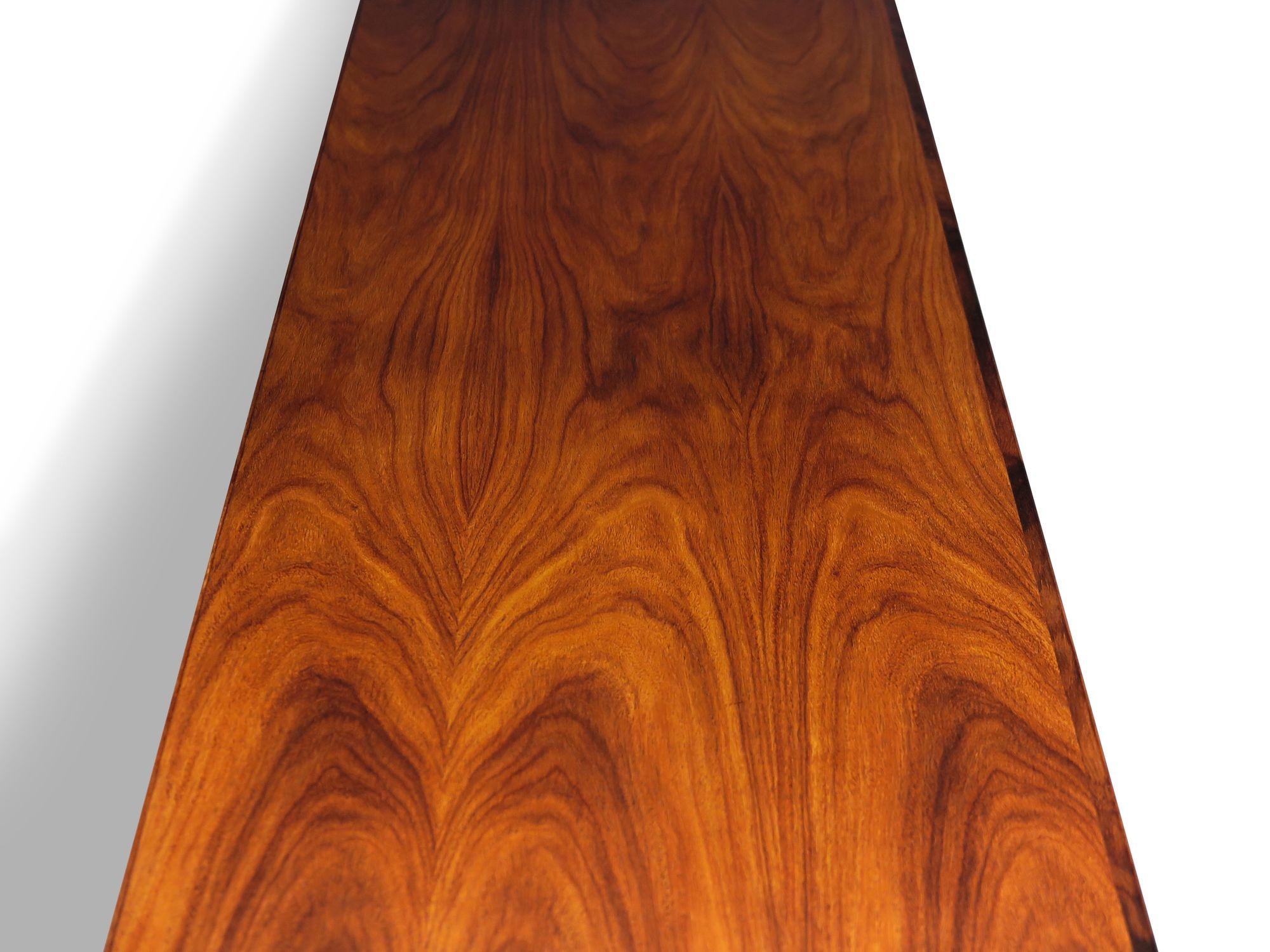Credenza Finley restaurada de palisandro Santos danés de mediados de siglo con tiradores de latón en venta 2