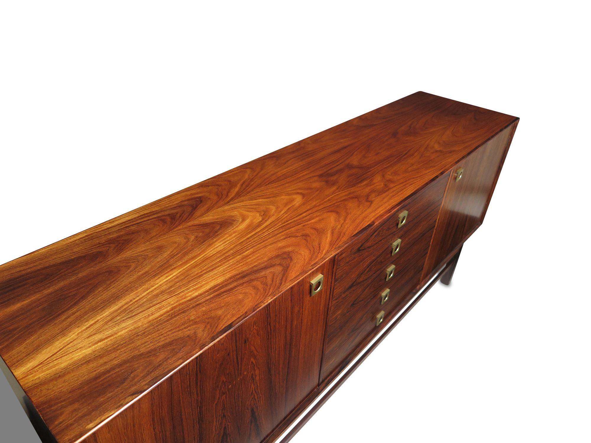 Credenza Finley restaurada de palisandro Santos danés de mediados de siglo con tiradores de latón en venta 3