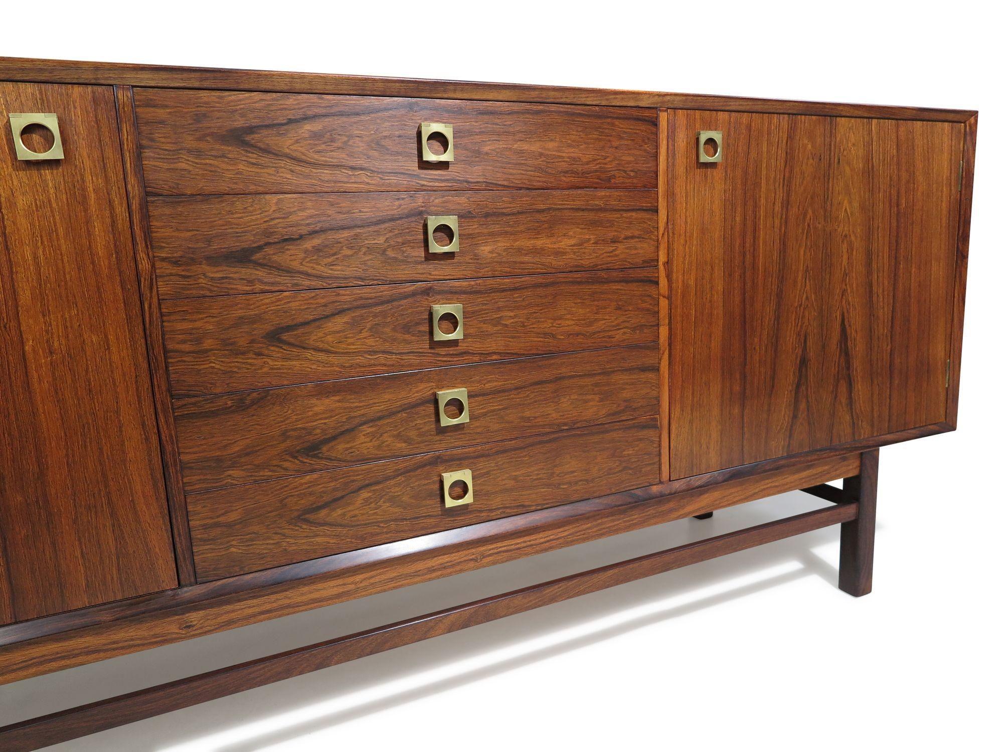 Credenza Finley restaurada de palisandro Santos danés de mediados de siglo con tiradores de latón Escandinavo moderno en venta
