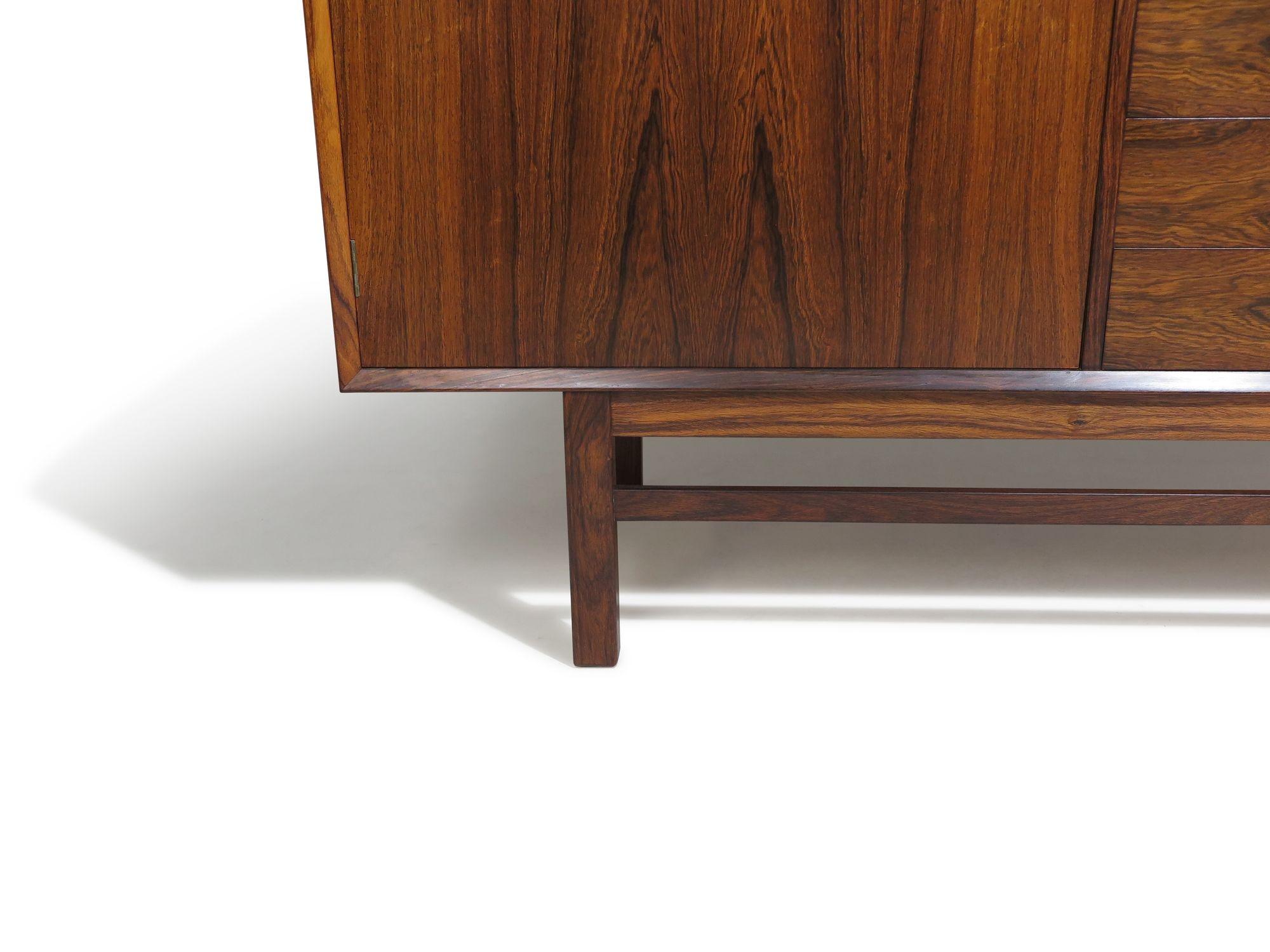 Credenza Finley restaurada de palisandro Santos danés de mediados de siglo con tiradores de latón Danés en venta