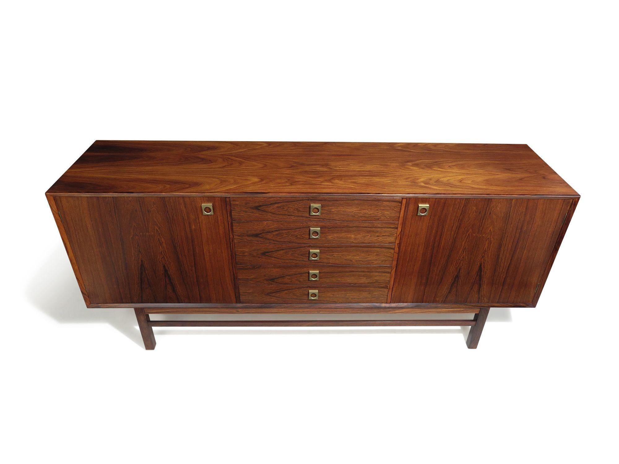 Credenza Finley restaurada de palisandro Santos danés de mediados de siglo con tiradores de latón Aceitado en venta