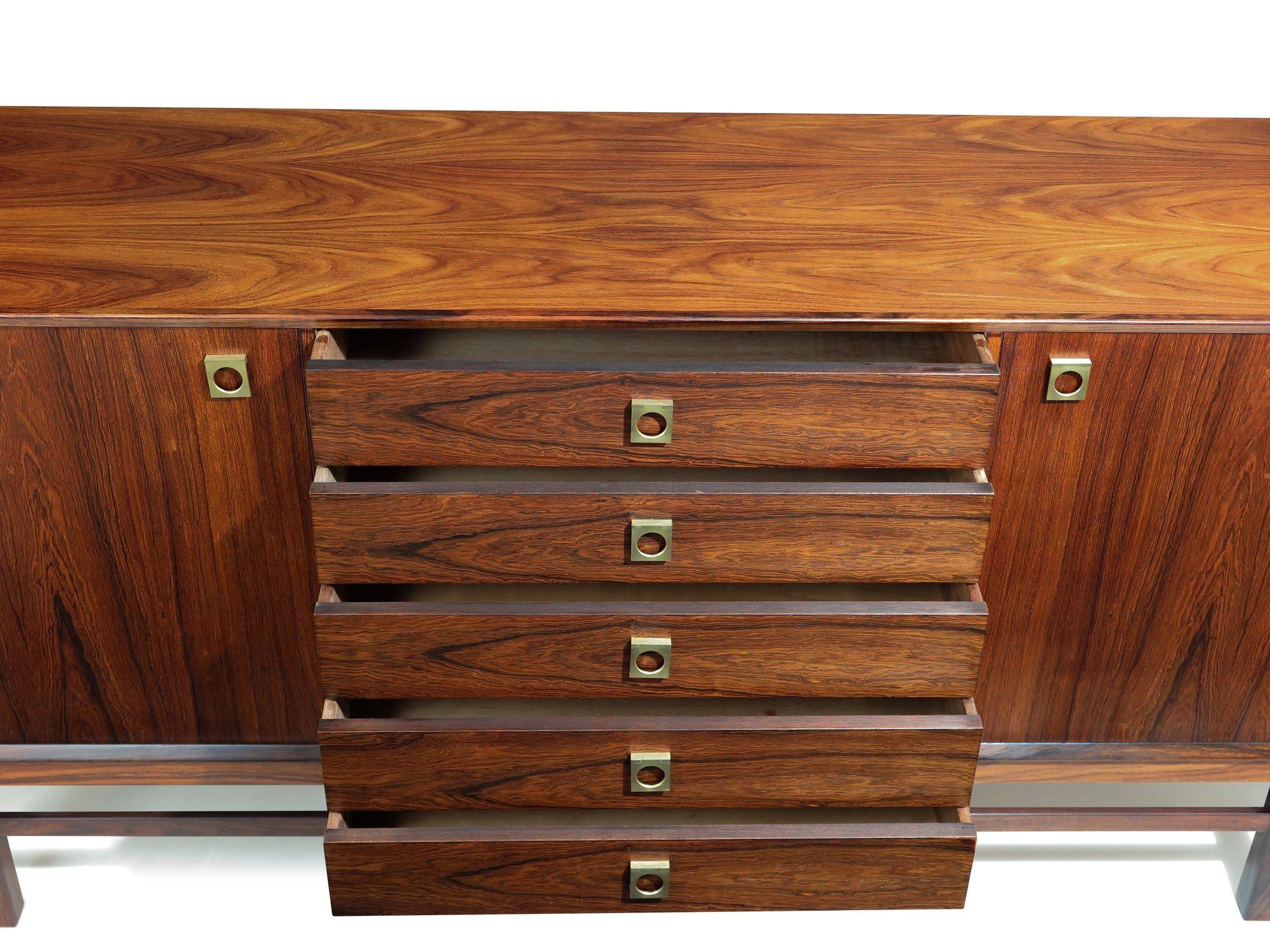 Credenza Finley restaurada de palisandro Santos danés de mediados de siglo con tiradores de latón en Excelente estado para la venta en Oakland, CA
