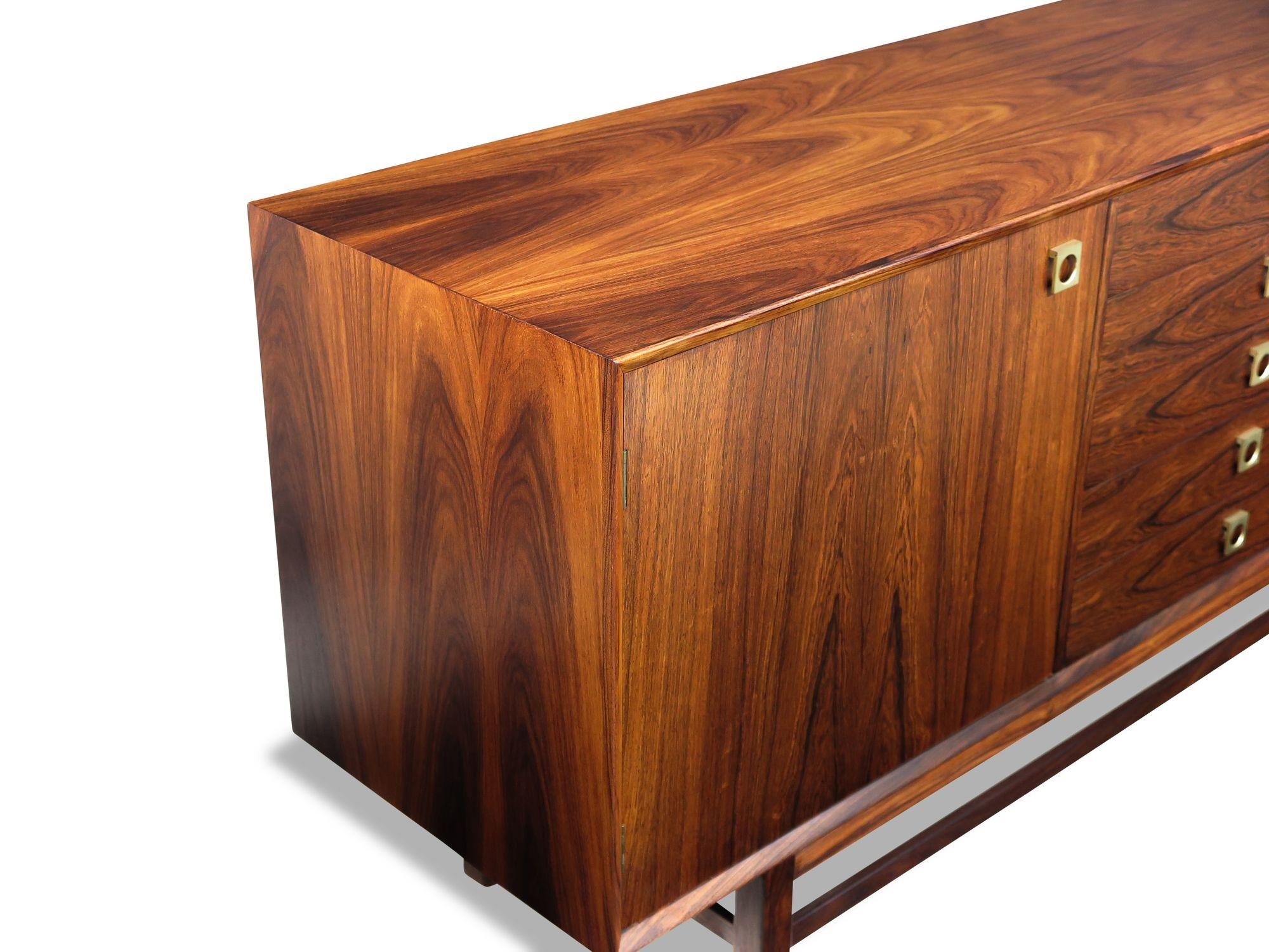 Credenza Finley restaurada de palisandro Santos danés de mediados de siglo con tiradores de latón siglo XX en venta