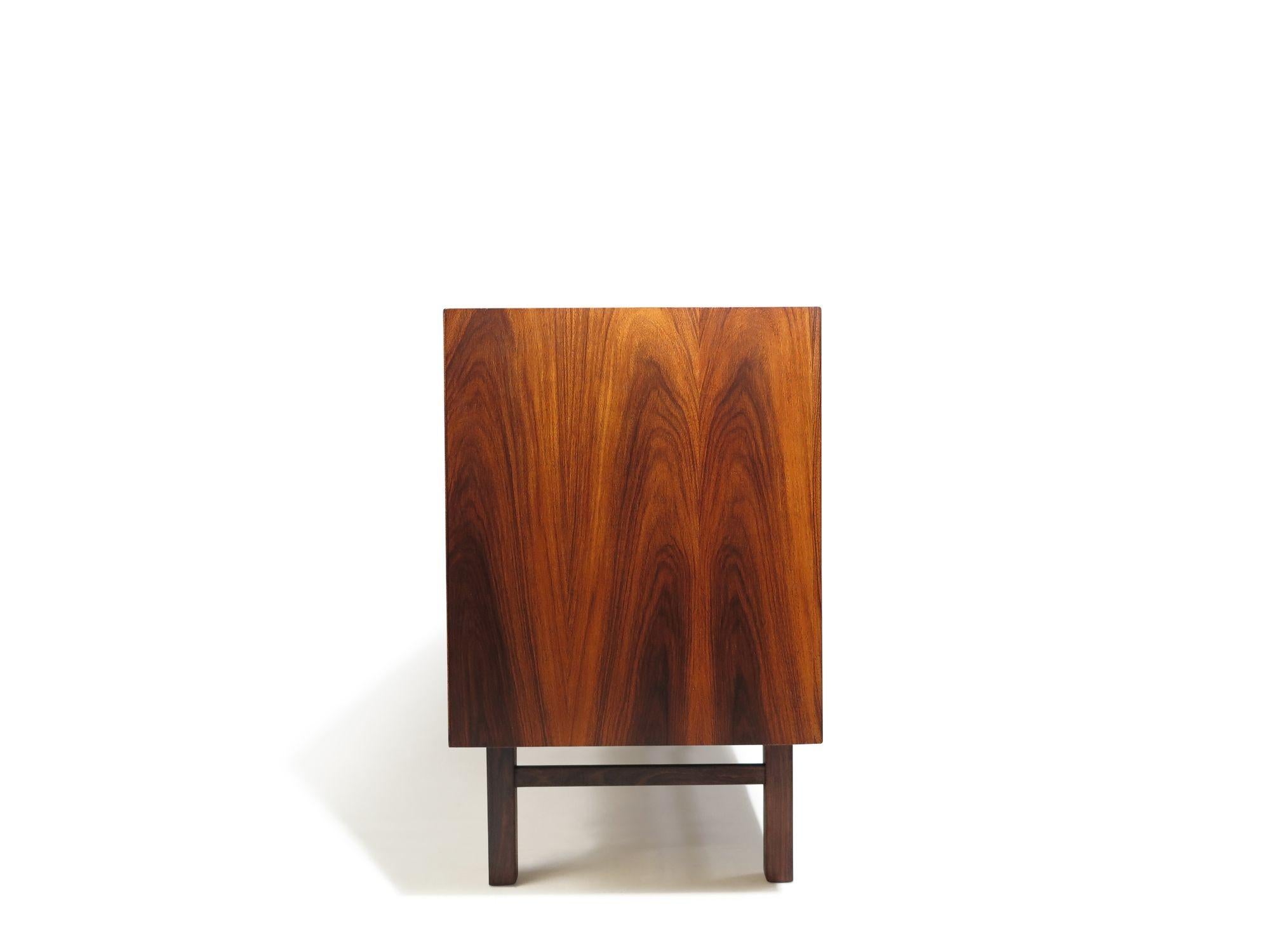 Credenza Finley restaurada de palisandro Santos danés de mediados de siglo con tiradores de latón Palo de rosa en venta