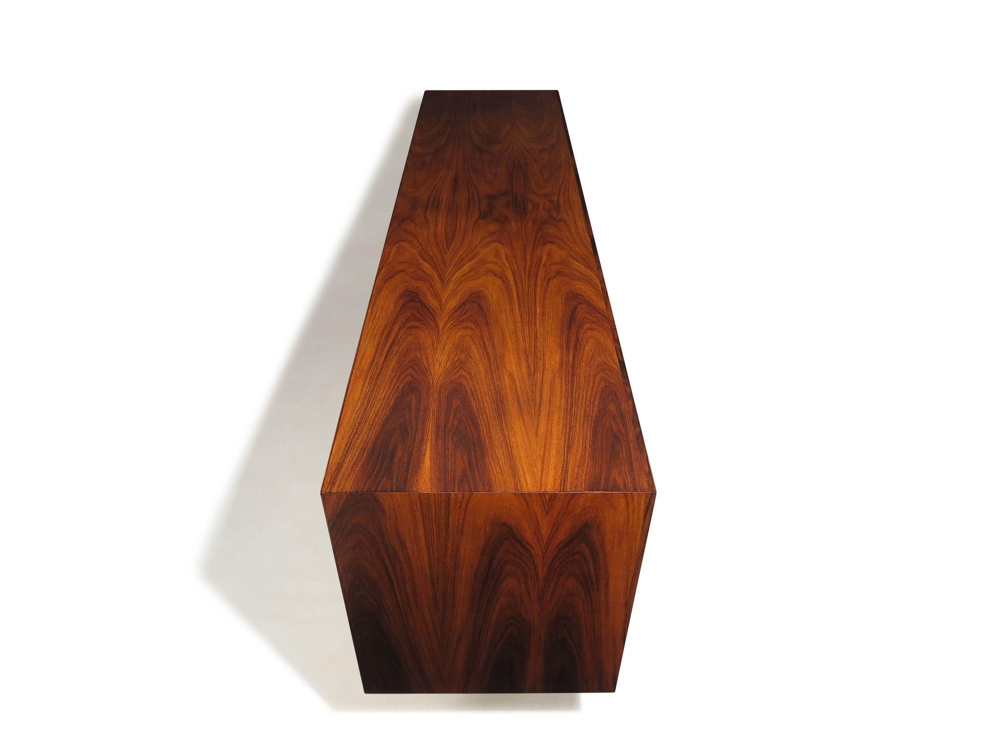 Credenza Finley restaurada de palisandro Santos danés de mediados de siglo con tiradores de latón en venta 1