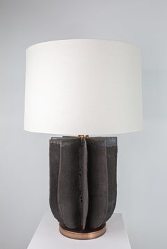 Lampada da tavolo grande in ceramica con paralume FINLEY, smalto nero lava testurizzato di Kalin Asenov