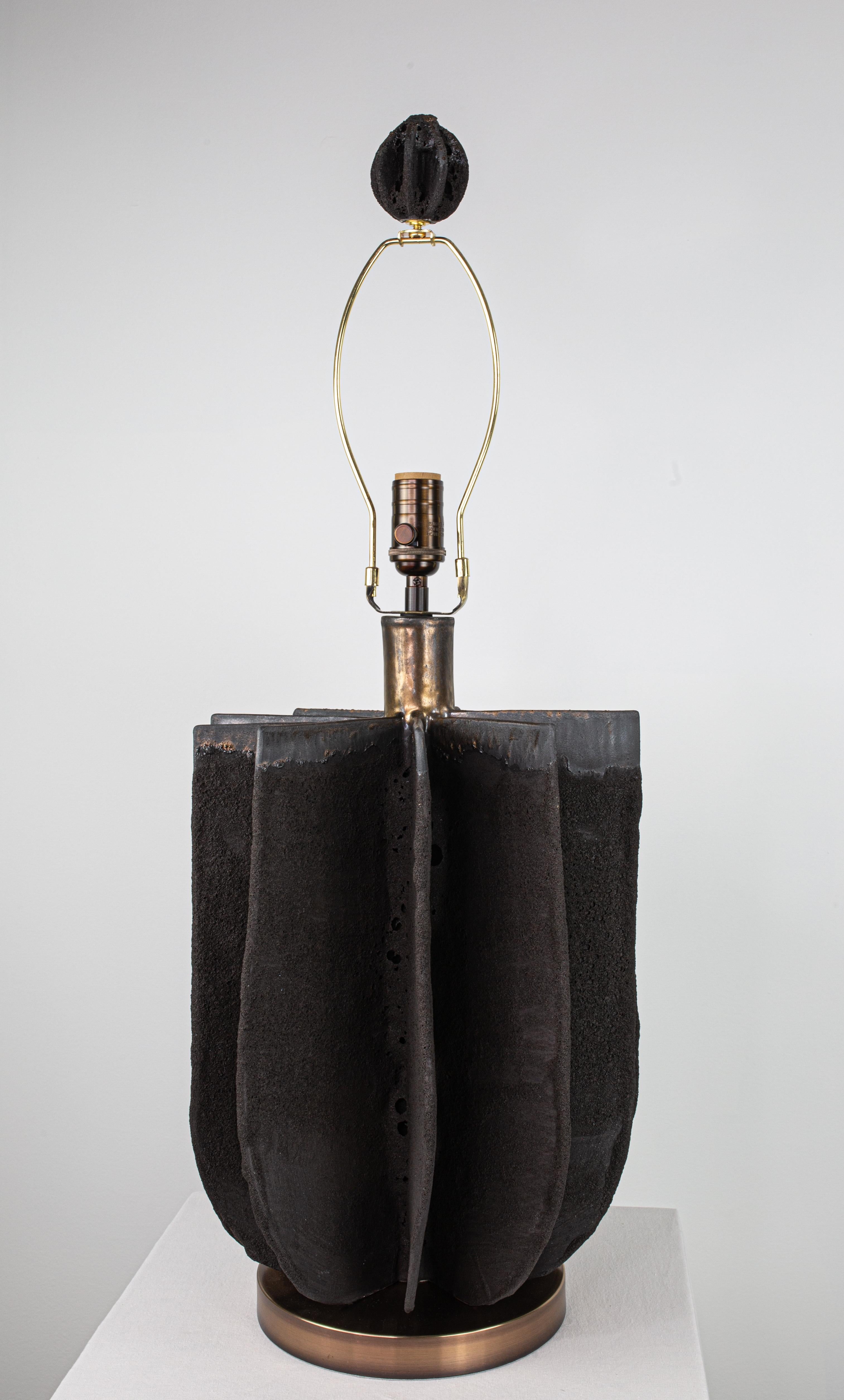 FINLEY-Schirm-Tischlampe, dunkle Lava, handgefertigte Keramik von Kalin Asenov (amerikanisch) im Angebot