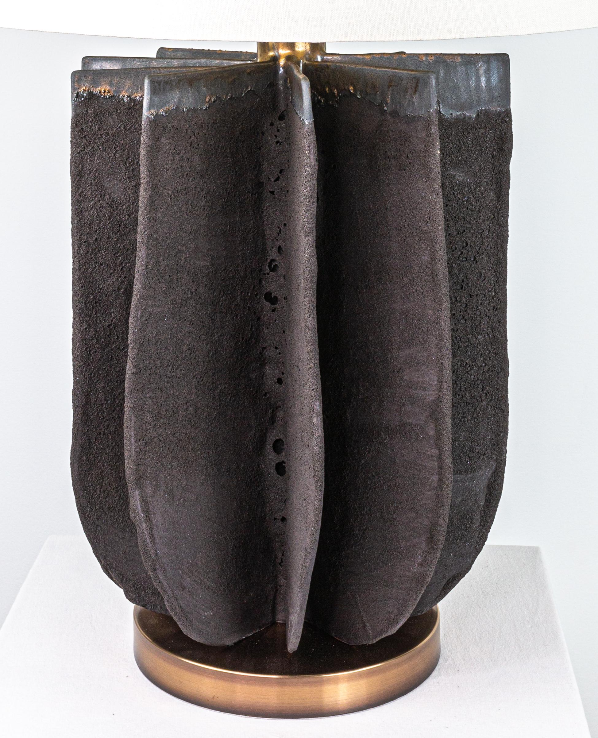 FINLEY-Schirm-Tischlampe, dunkle Lava, handgefertigte Keramik von Kalin Asenov im Angebot 1