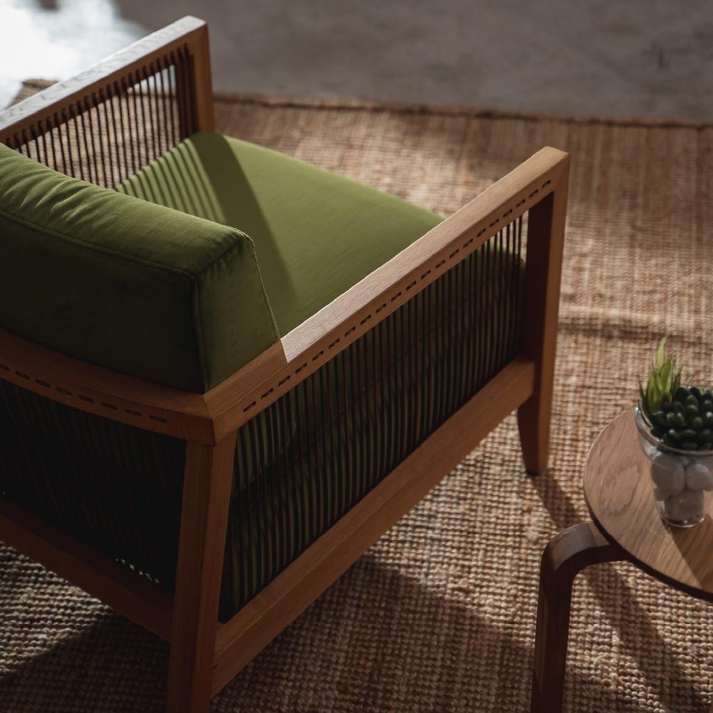 Fait main Fauteuil Finn vert, bois d'Oak Oak massif, cordon de cuir, tissu de velours, cousu main en vente