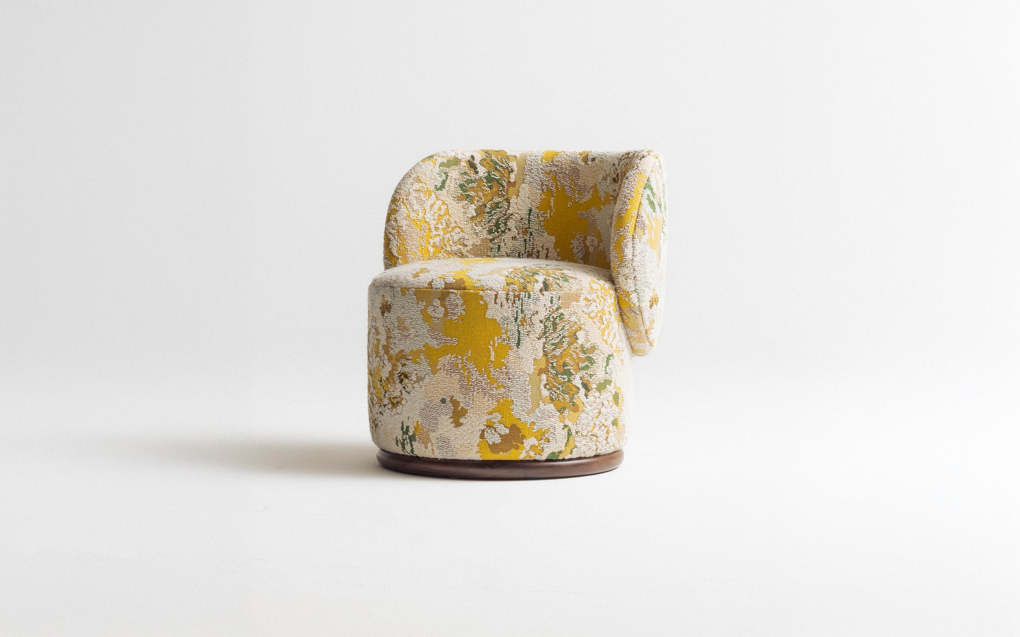 La Silla Lounge Finn es una silla redonda tapizada hecha a mano, diseñada para ofrecer versatilidad y comodidad. Disponible con base fija o base giratoria opcional para añadir movimiento sin cambiar la silueta. También disponible en altura de silla