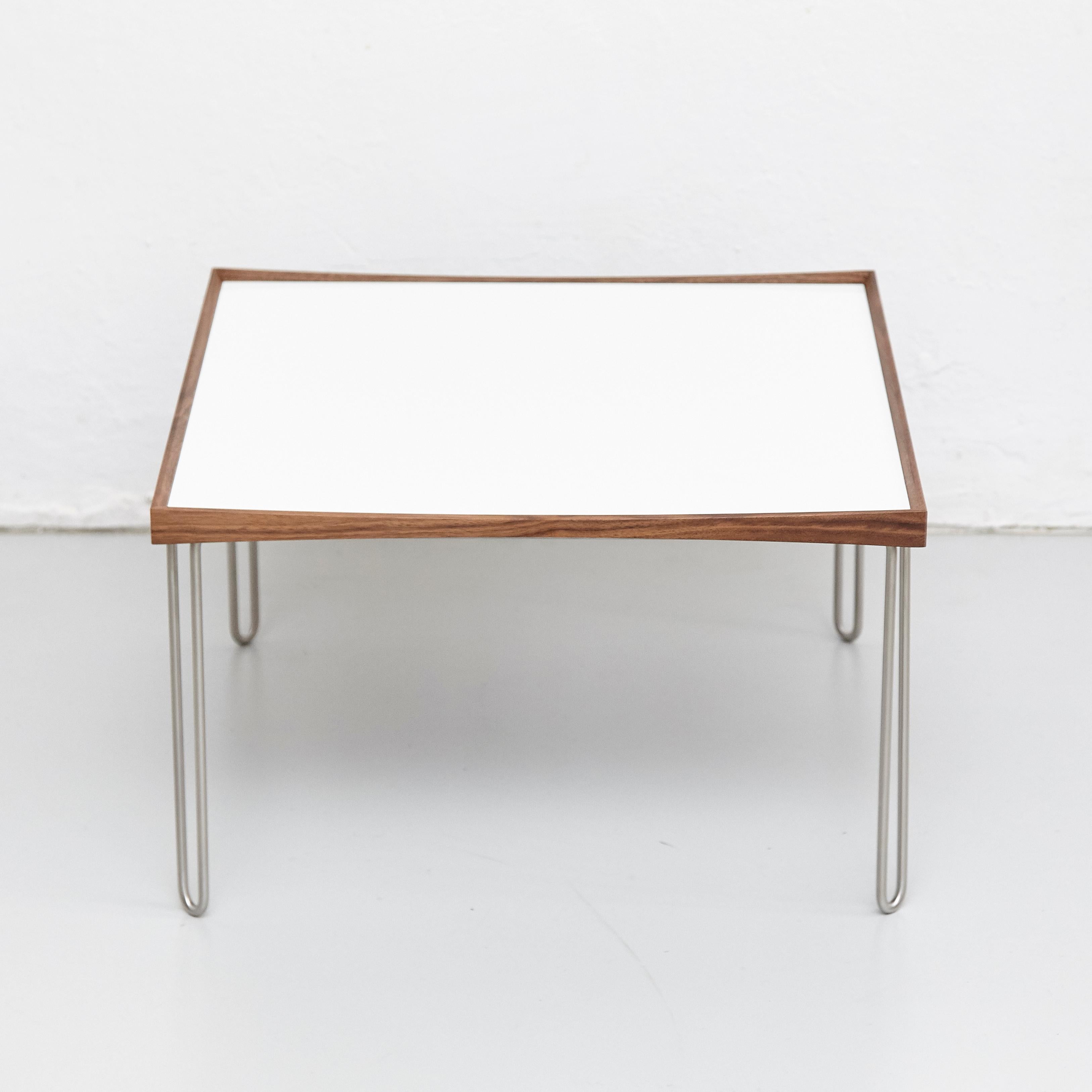Der Tisch wurde 1965 von Finn Juhl entworfen und 2002 neu aufgelegt.
Hergestellt von House of Finn Juhl in Dänemark.

Der Tray-Tisch wurde 1965 von Finn Juhl entworfen und ist eine Weiterentwicklung seiner berühmten Turning Trays, die heute von
