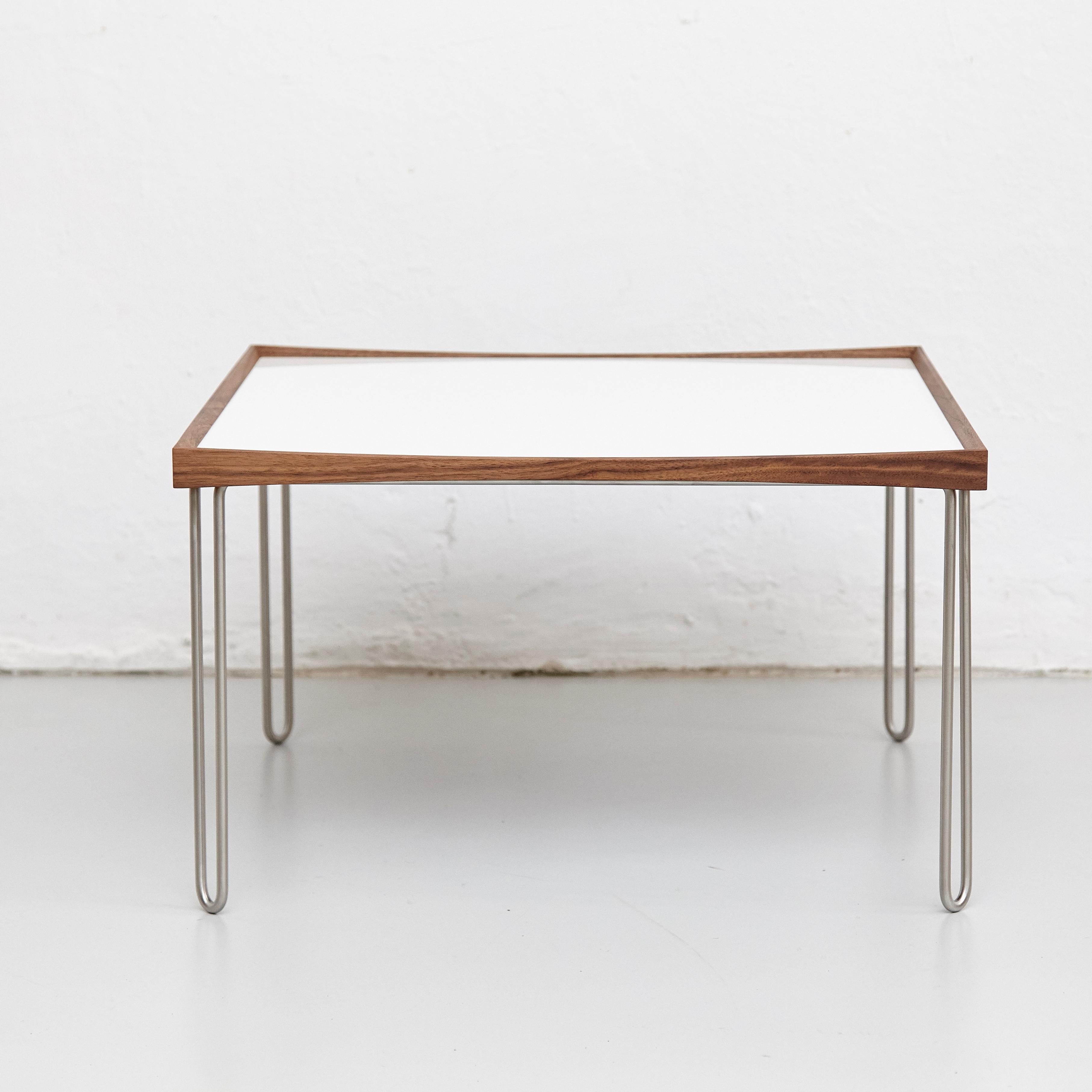 Finn Jhul Schwarz-weißer Tabletttisch aus Nussbaumholz (Moderne) im Angebot