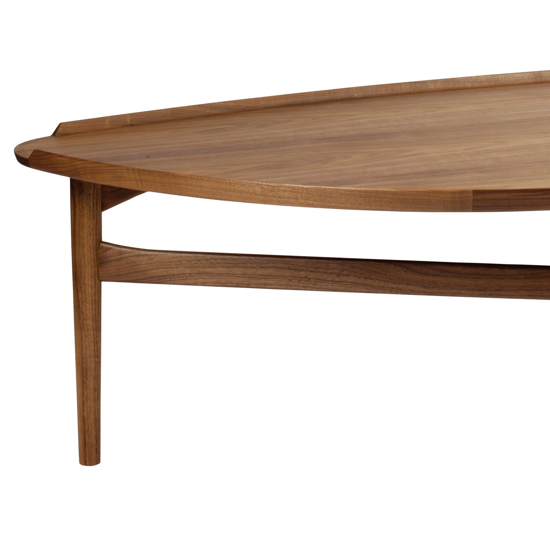 Table designed by Finn Jhul
Manufactured by One collection Finn Juhl (Denmark)

Finn Juhl’s Cocktail table was designed for Baker Furniture in the United States to match the sculptural Baker Sofa.

The elegant, three-legged coffee table is a